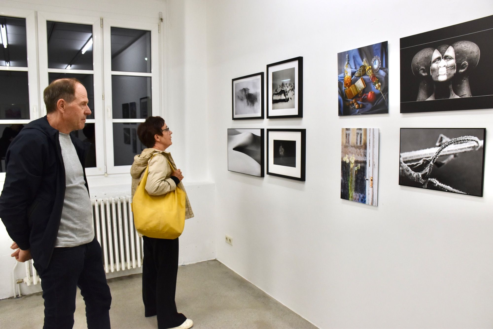 Zu den vielen treuen Ausstellungsbesuchern im Kunstforum Montafon in Schruns, Kronengasse 6, zählen Rainer Schlatter und Kornelia Schlatter-Wittwer - hier in der aktuellen Ausstellung