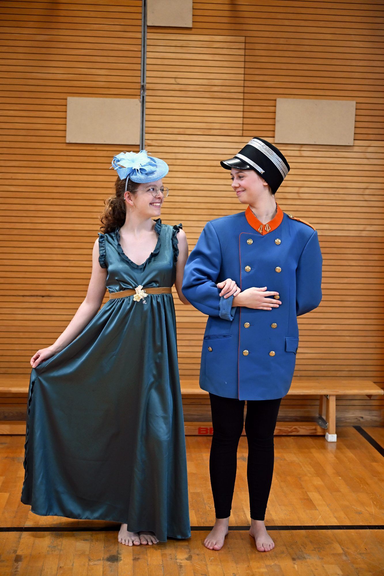 Mit Kleid und Uniform schlüpfen die jungen Darsteller in die Rollen vergangener Zeiten.