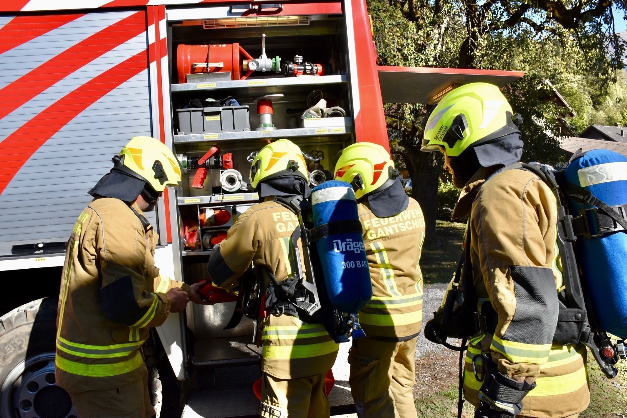 Vorführungen der Feuerwehr, Feuerwehr-Minigolf-Parcours und Blick ins Feuerwehrhaus Gantschier.