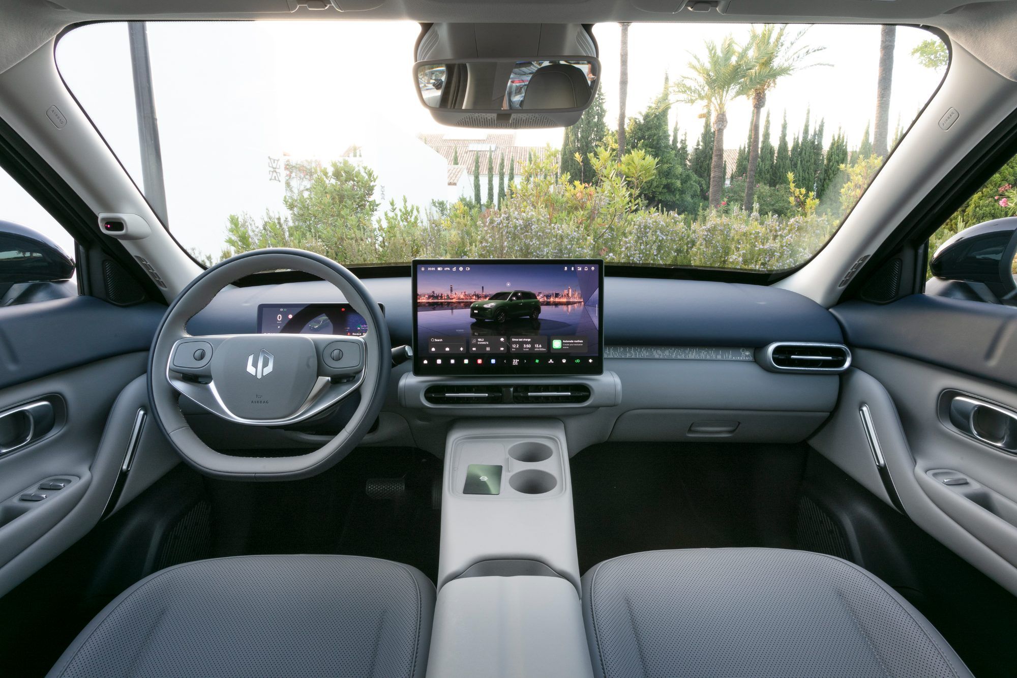Das Interieur des B03X könnte wie praktisch immer bei Leapmotor etwas Pfiff vertragen, ist aber weder billig, noch schlampig verarbeitet. Nur bei den Anzeigen und der Menülogik gibt es Nachholbedarf