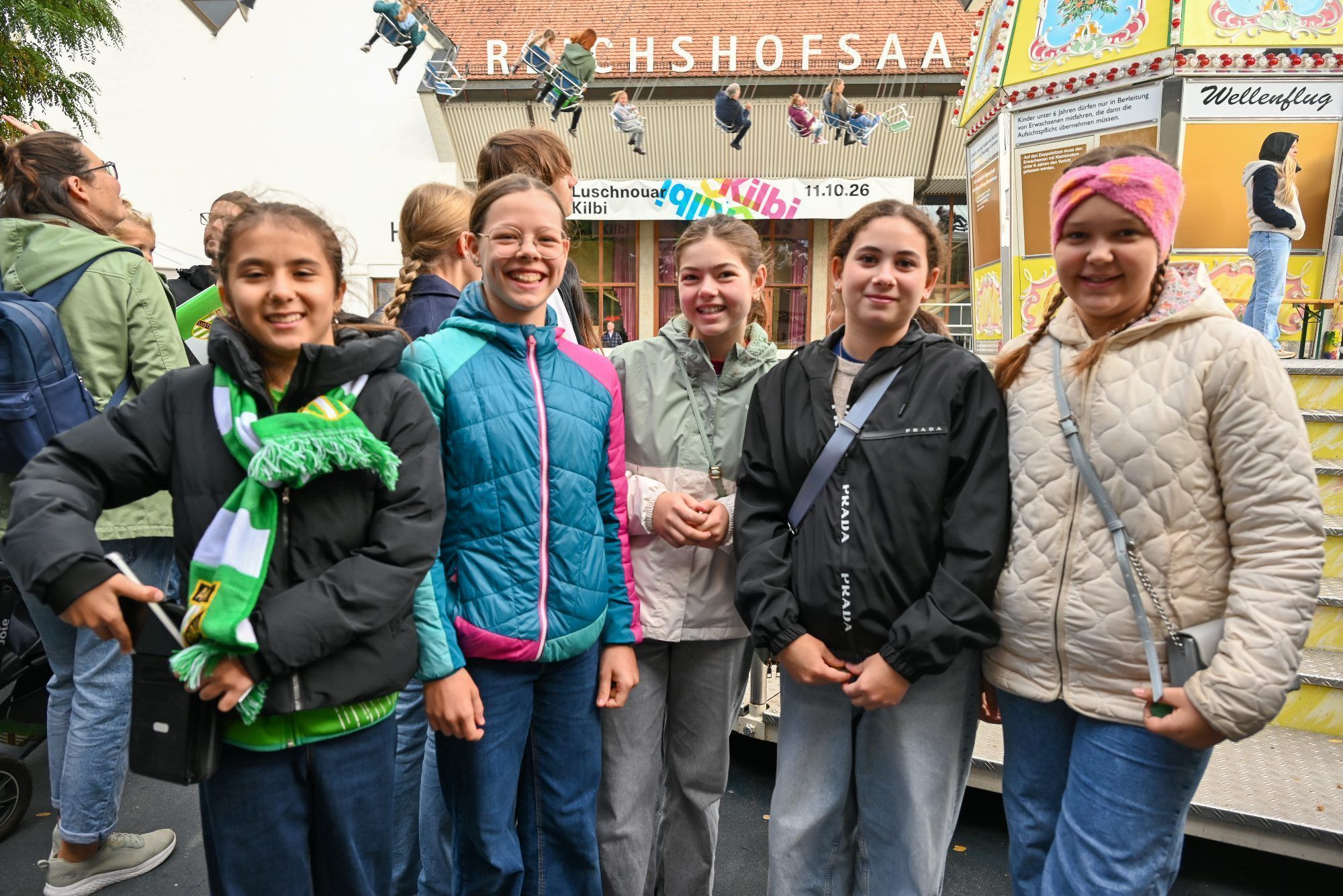 Sirfa, Marie, Rosalinda, Süeda und Olivia kommen mit weniger Geld auf der Kilbi aus. Dennoch sind sie bei den Fahrgeschäften anzutreffen.