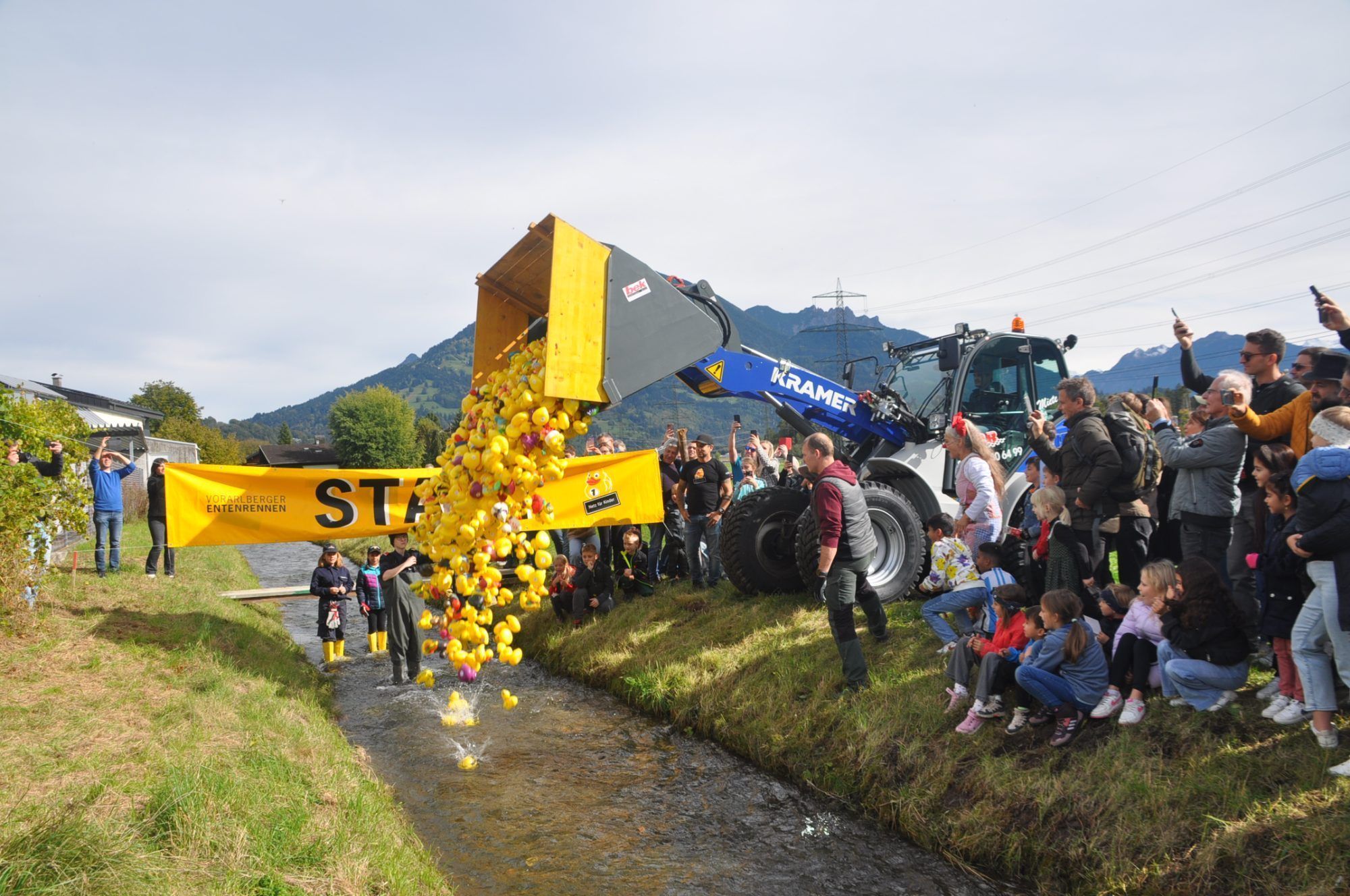 Start des Entenrennens auf der Formel Entenstrecke Schwarzbach