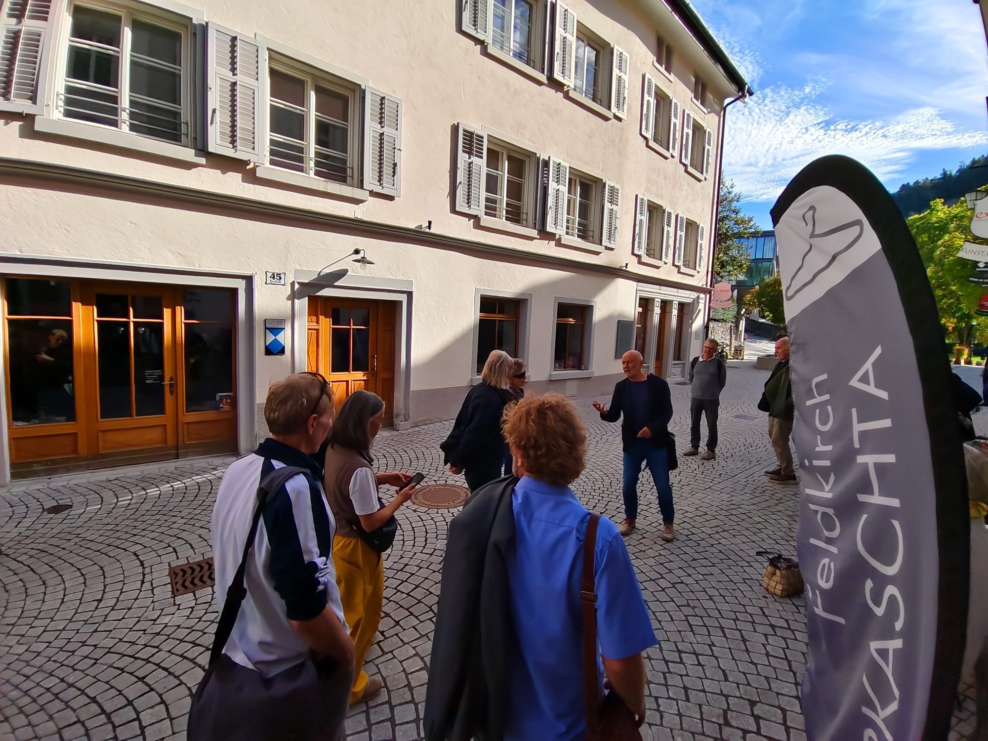 Bei der ehemaligen Lateinschule im Goaßzipfel berichtete Werner Gerold über Hieronymus Münzer, der sich für arme Schüler einsetzte und die kostbare Silbermonstranz stiftete.