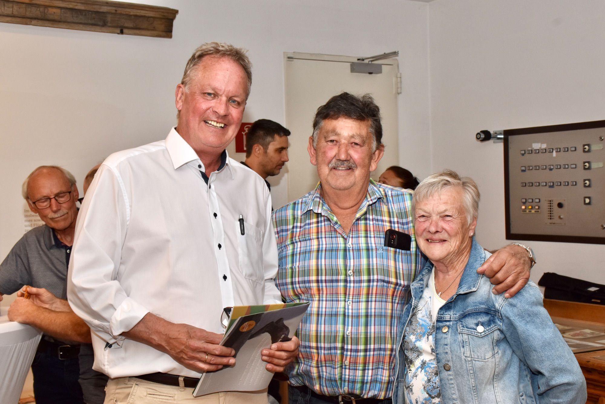 Der emeritierte Universitätsprofessor Rüdiger Krause (Universität Frankfurt am Main) und das Ehepaar Franz und Elisabeth Scheibenstock im Montafoner Heimatmuseum in Schruns.