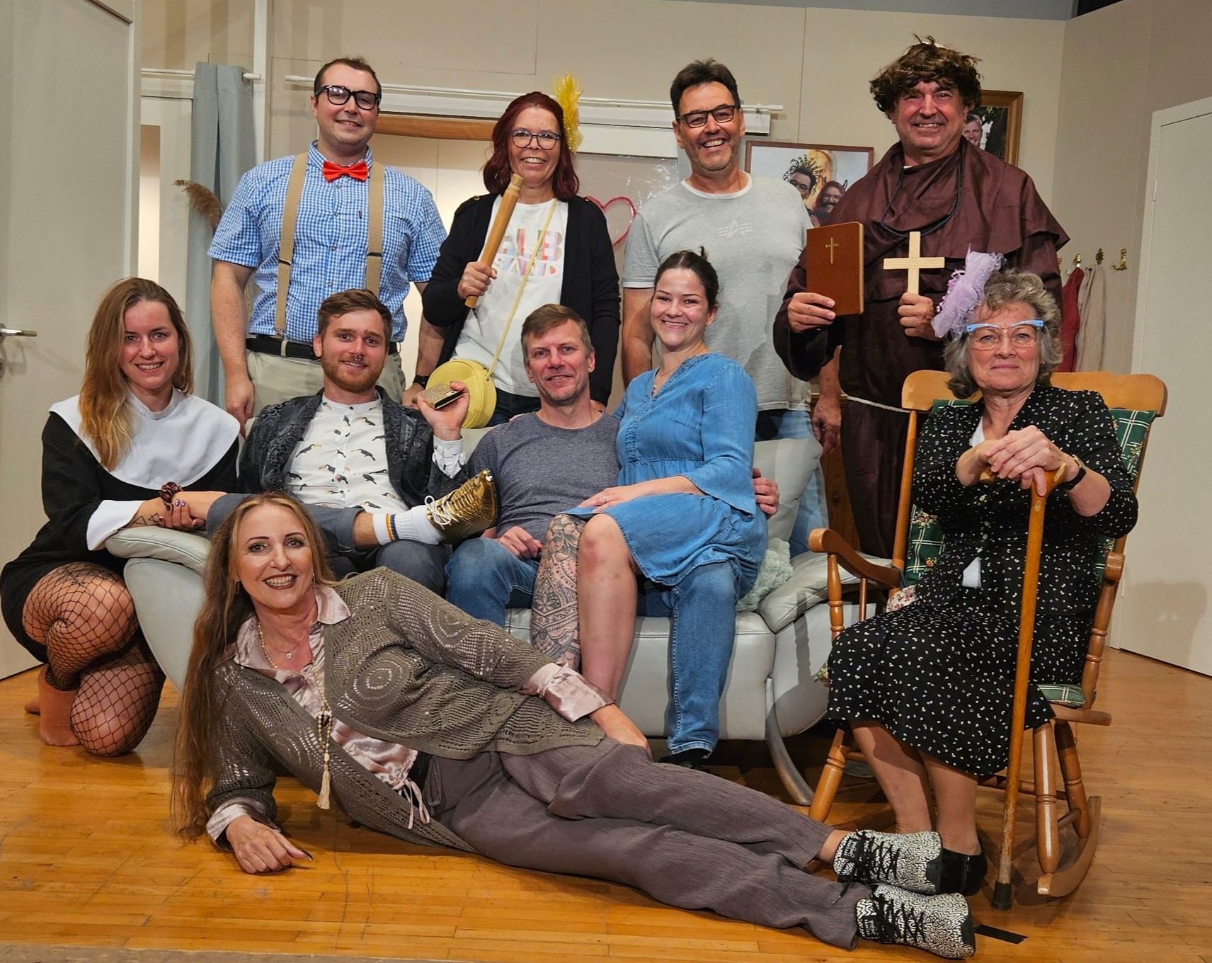 Die Krumbacher Theatergruppe und Regisseurin Nevenka Komes freuen sich auf die Premiere ihrer neuen Produktion.