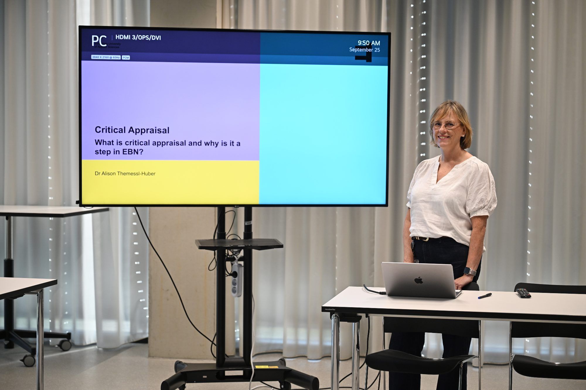 Neben der Forschung gehört auch die Lehre zu ihrem Alltag: Alison Themessl-Huber Senior Lecturer im Bereich Evidence-based Health Care.