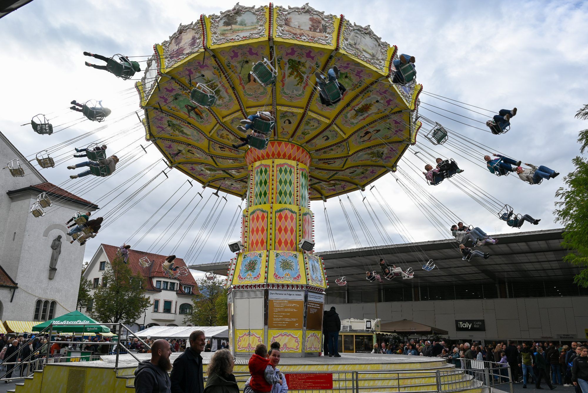 Eine Fahrt mit dem berühmten Kettenkarussell bei der Kilbi ist für viele ein absolutes Muss.