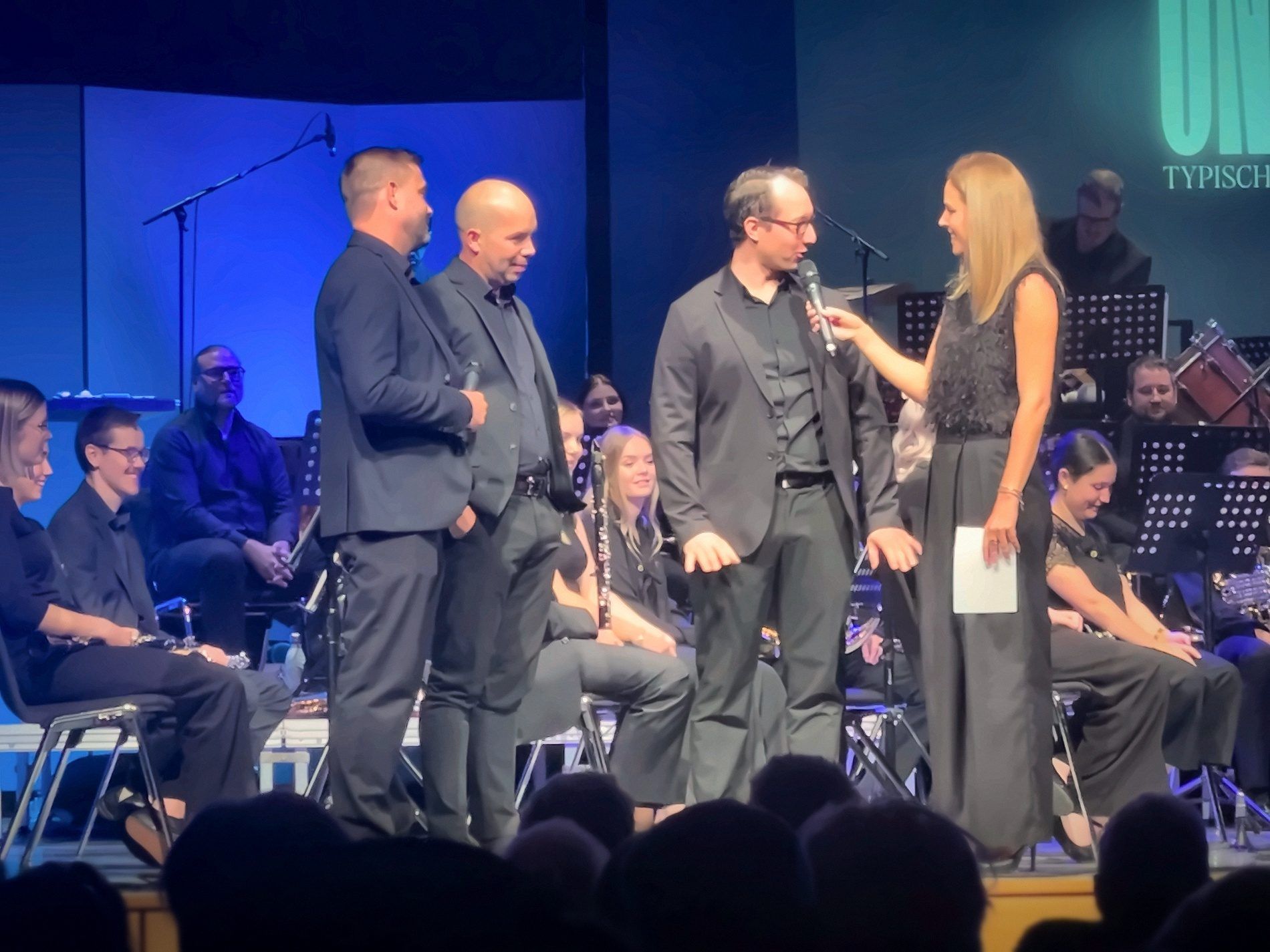 Kerstin Polzer im Gespräch mit den Organisatoren Martin Bischof, Simon und Andreas Bitsche (v.re.)