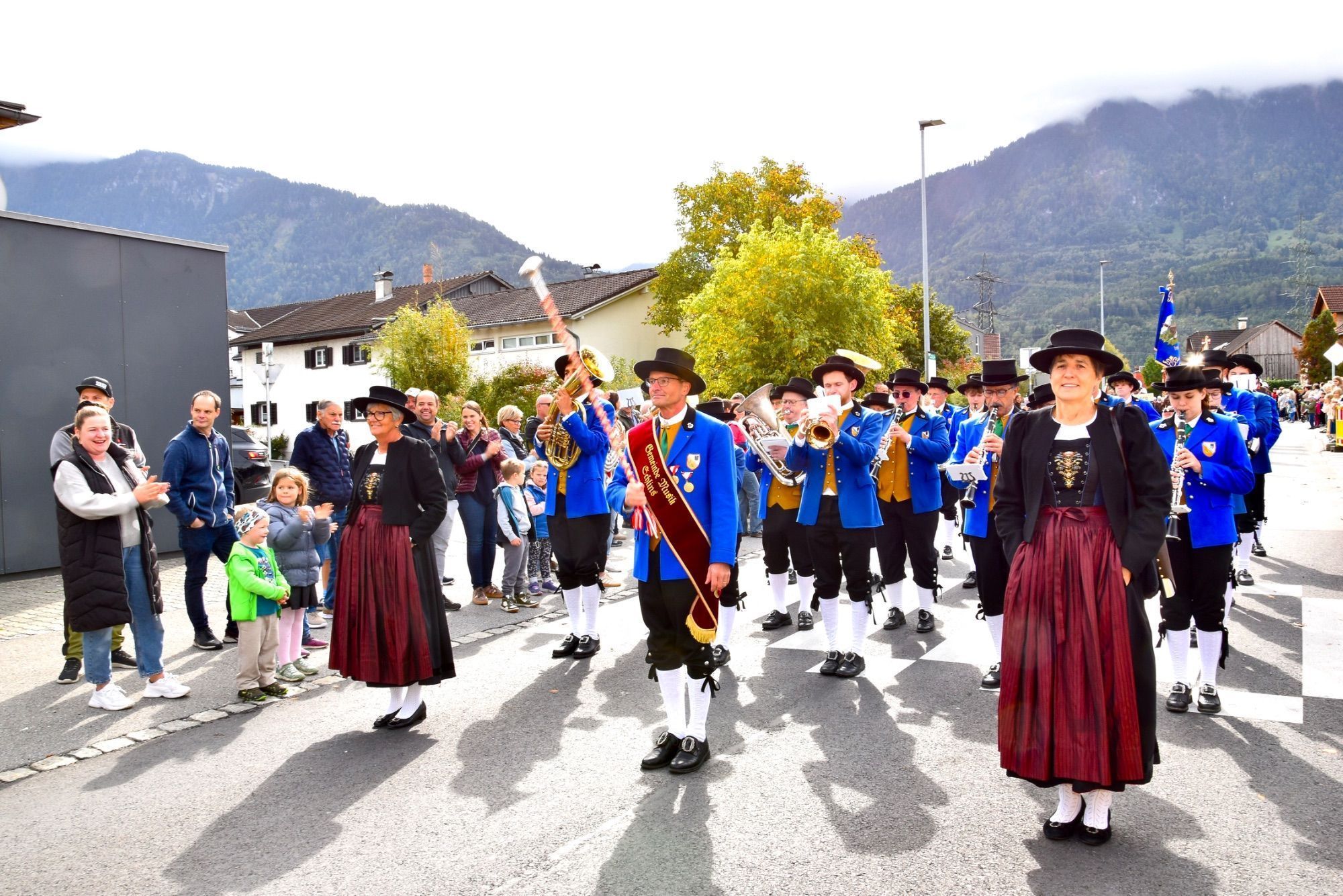 Festumzug mit verschiedenen Walgauer Musikvereinen und Walgauer Feuerwehren in der Bahnhofstraße Schlins. Anschließend musizierte die Gemeinde Musik Schlins neben den Fahnen der Musikkapellen und Feuerwehren im Festzelt beim Feuerwehrgerätehaus Schlins.