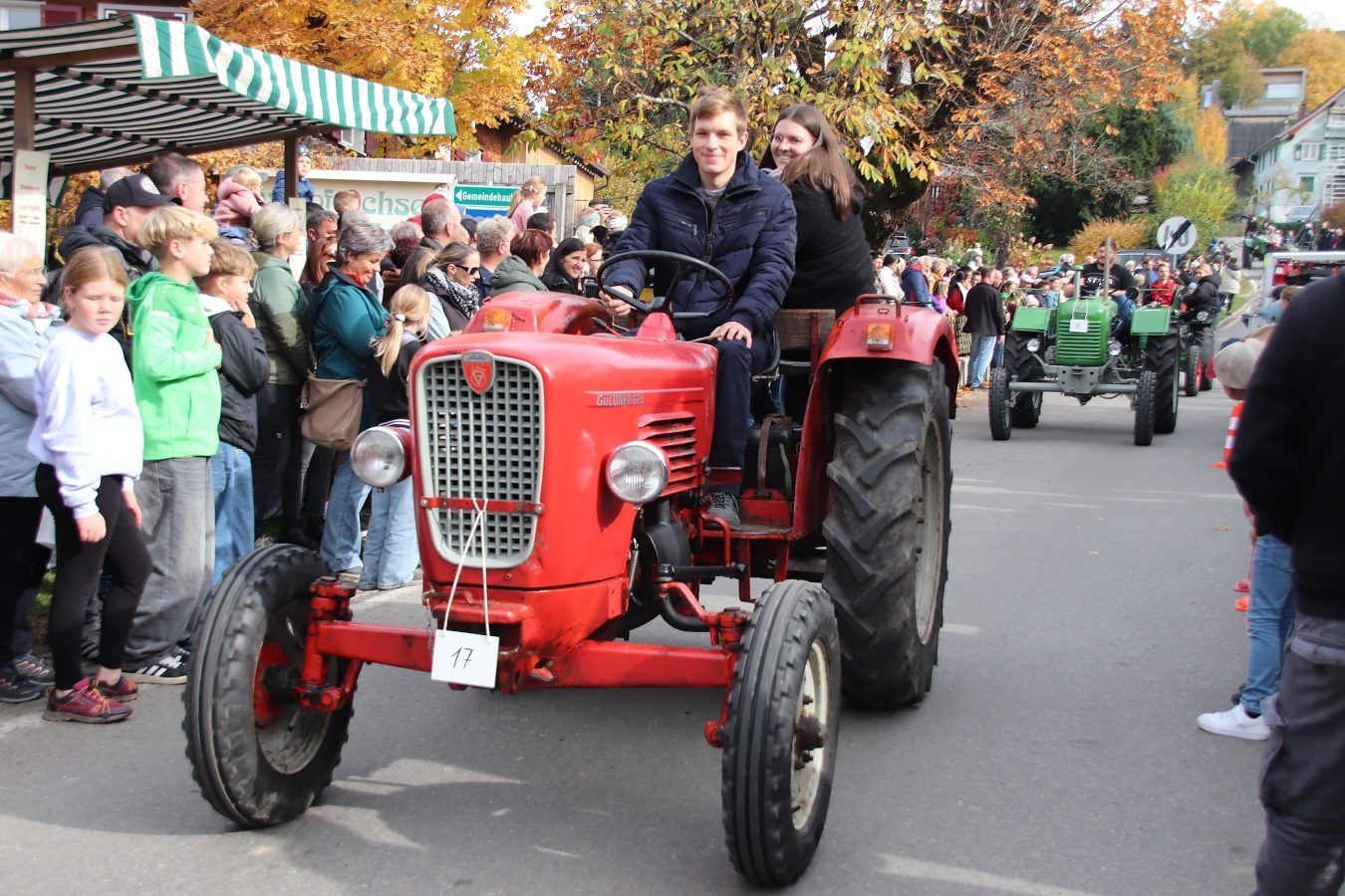 Oldtimerauffahrt: Stets ein Publikumsmagnet auf dem Herbstmarkt in Bildstein.