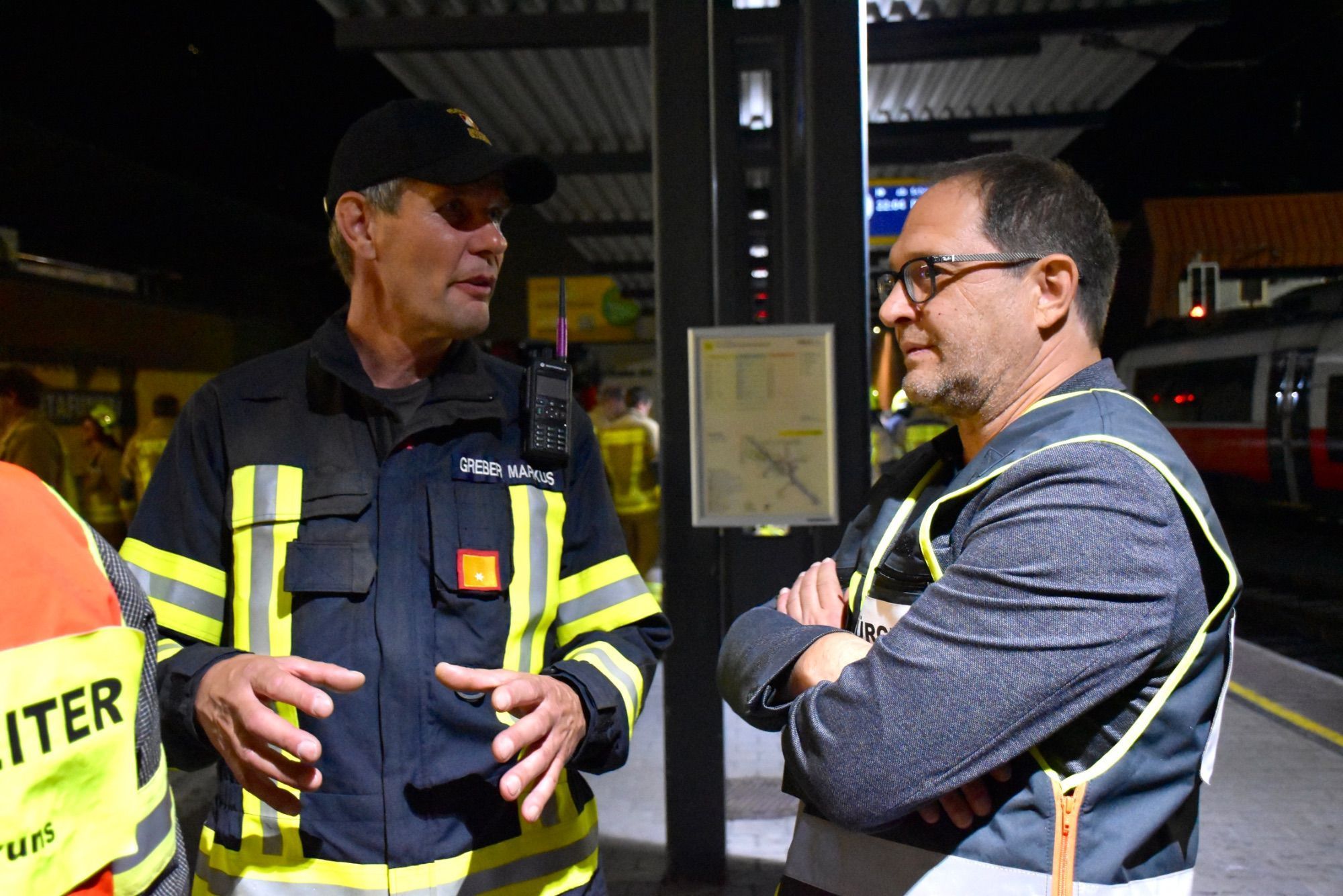 Abschnittsfeuerwehrkommandant Markus Greber im Gespräch mit dem Bürgermeister der Marktgemeinde Schruns, Jürgen Haller - hier am Bahnhof Schruns.