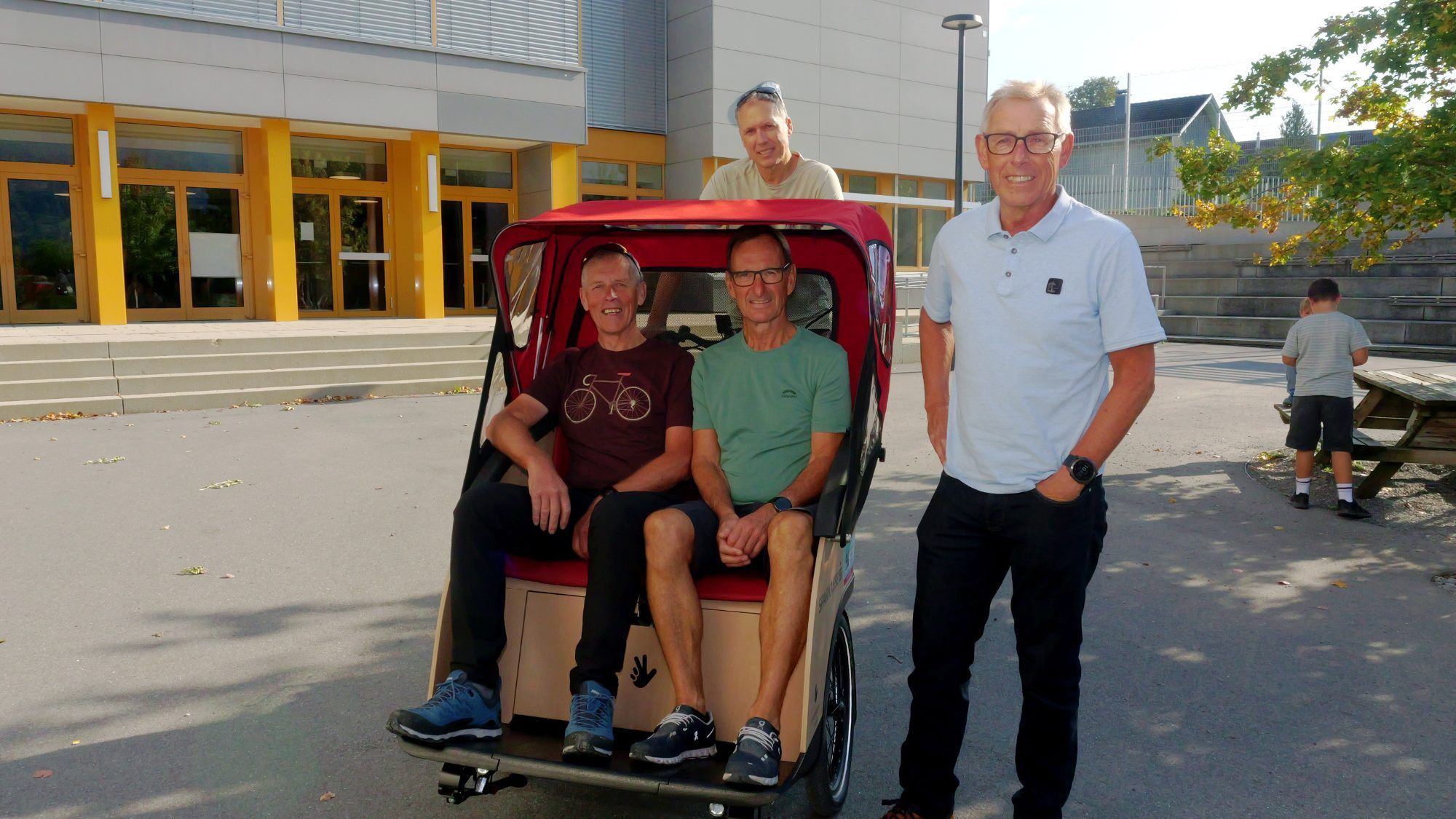 Sozial engagiert: Kurt, Peter, Reinhard und Martin nahmen sich Zeit für Rikscha-Fahrten.