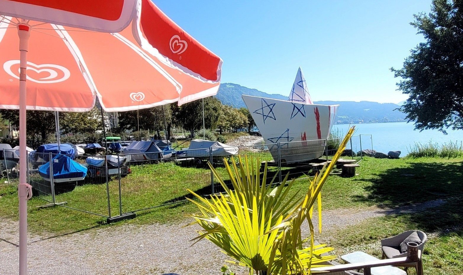 Drei Sommer lang stand das „Papierboot aus Stahl“ aus der Madame Butterfly-Kulisse der Bregenzer Festspiele neben der Alten Fähre im Lochauer Hafen.
