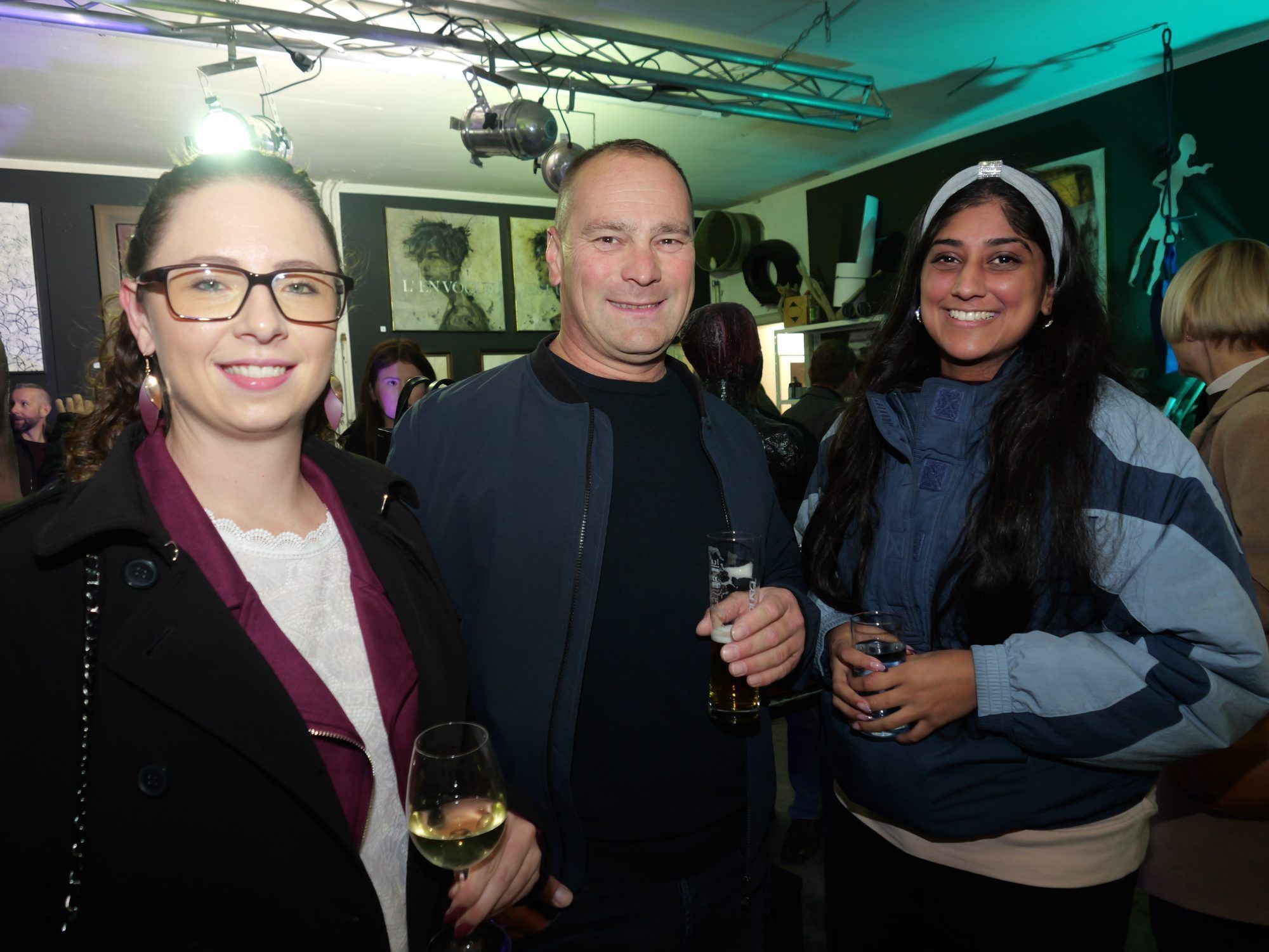 Nathalie Koch, hier mit Reini Mittelberger und Sandeep Gill,  zeigte sich vom kreativen Ambiente und der Vielfalt des künstlerischen Schaffens angetan.