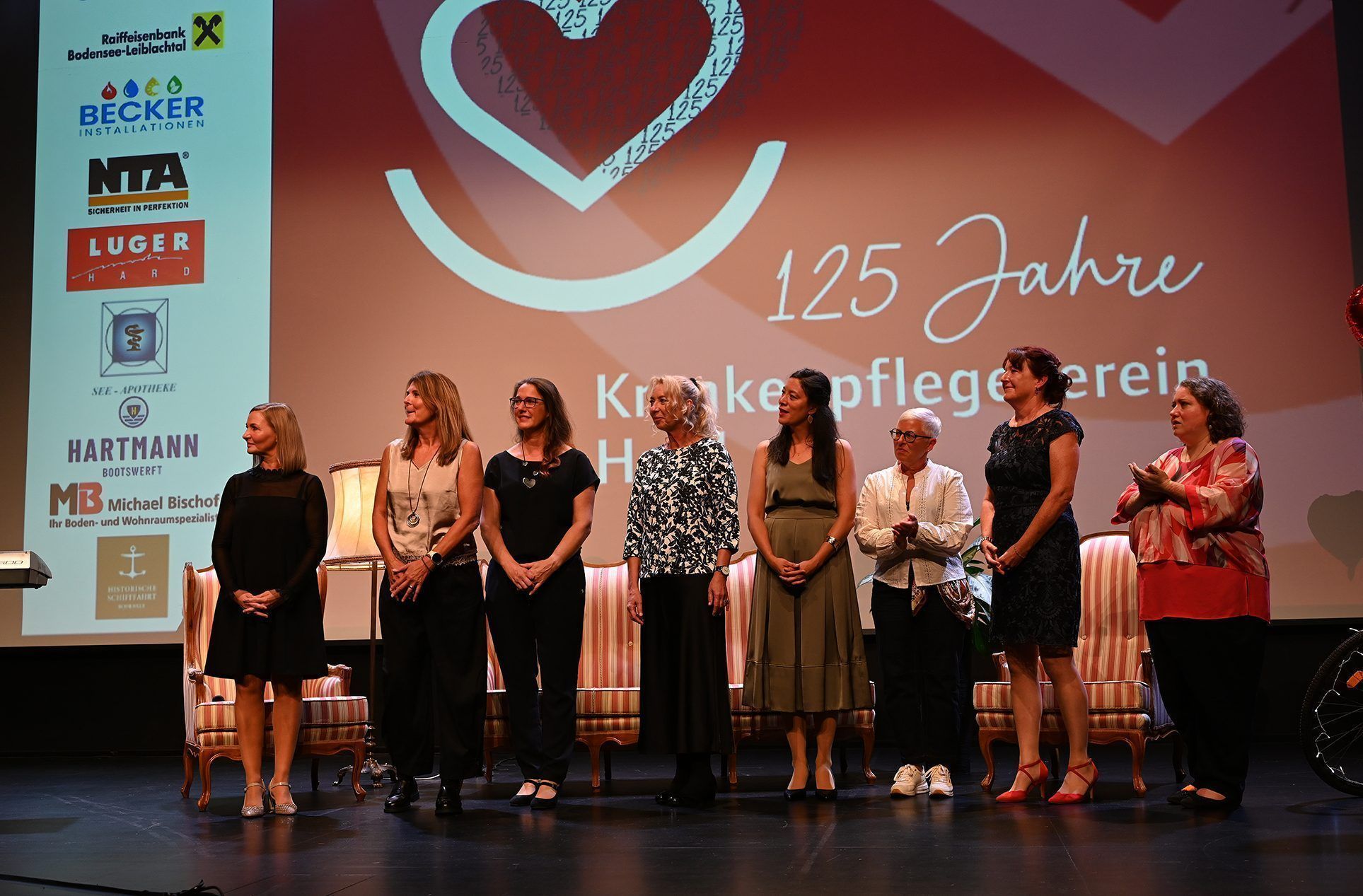 Pflegeleiterin Kerstin Wandt-Waldhart mit einem Teil des Pflegeteams.