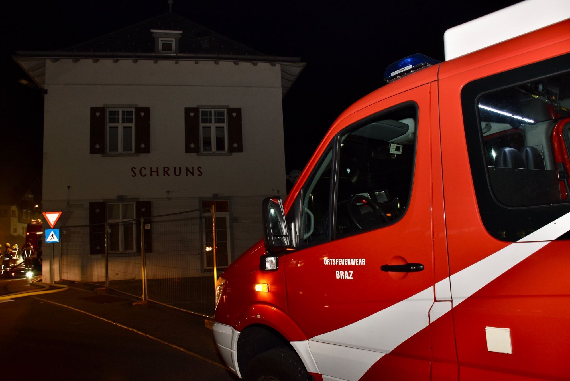 Mindestens 110 Einsatzkräfte von sieben verschiedenen Feuerwehren standen bei der großen Feuerwehrübung bei und in der Tiefgarage am Schrunser Bahnhof im Einsatz. Löschunterstützungsfahrzeuge, kurz LUF, stellten die Feuerwehr Braz und die Feuerwehr Illwerke zur Verfügung. Den Nebel machte die Feuerwehr Zwischenwasser.