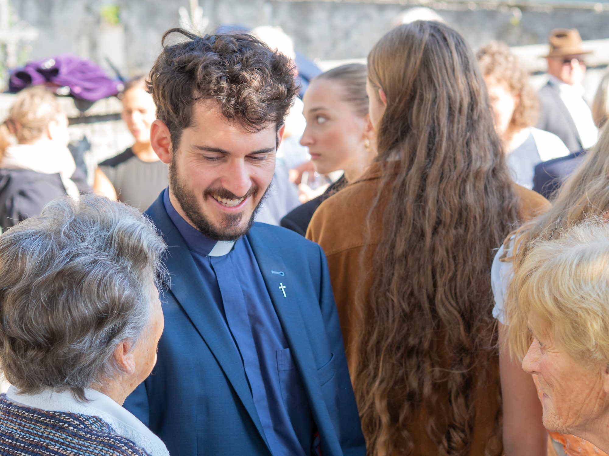 Pfr. Gabriel Steiner unterhält sich mit Gläubigen