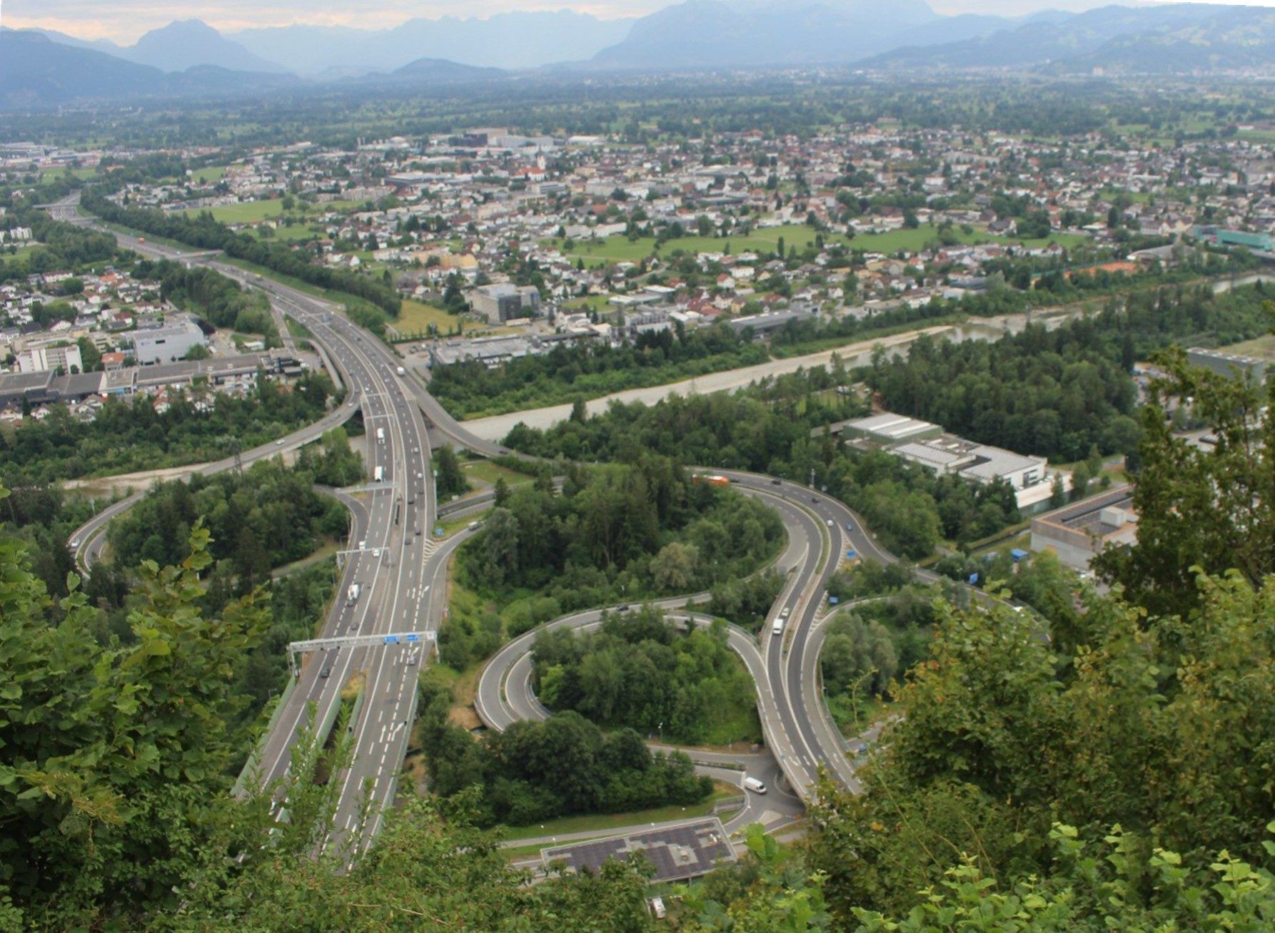 Autobahn und Weidachknoten bescheren dem Stadtteil auch Verkehrsprobleme. Flächendeckend Tempo 20 ist deshalb zur echten Verkehrsberuhigung ein großes Anliegen für den Verein d’Weidacher.