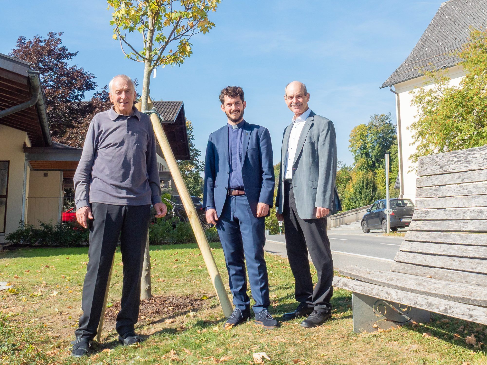 Pater Christoph Müller, Pfr. Gabriel Steiner und Kirchenrat Albert Rinderer und der frischgepflanzte Ahorn
