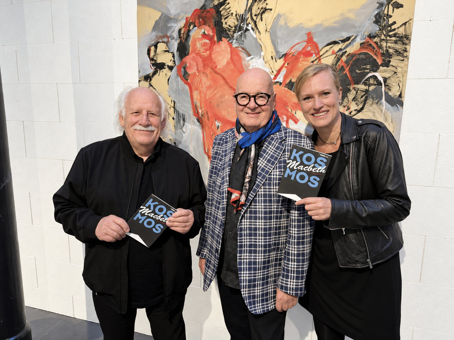 Bühnenbildner Peter Aeschbacher, Regisseur Markus Keller und Technische Leiterin Claudia Pfitzenmaier bei der Premiere im Theater Kosmos.