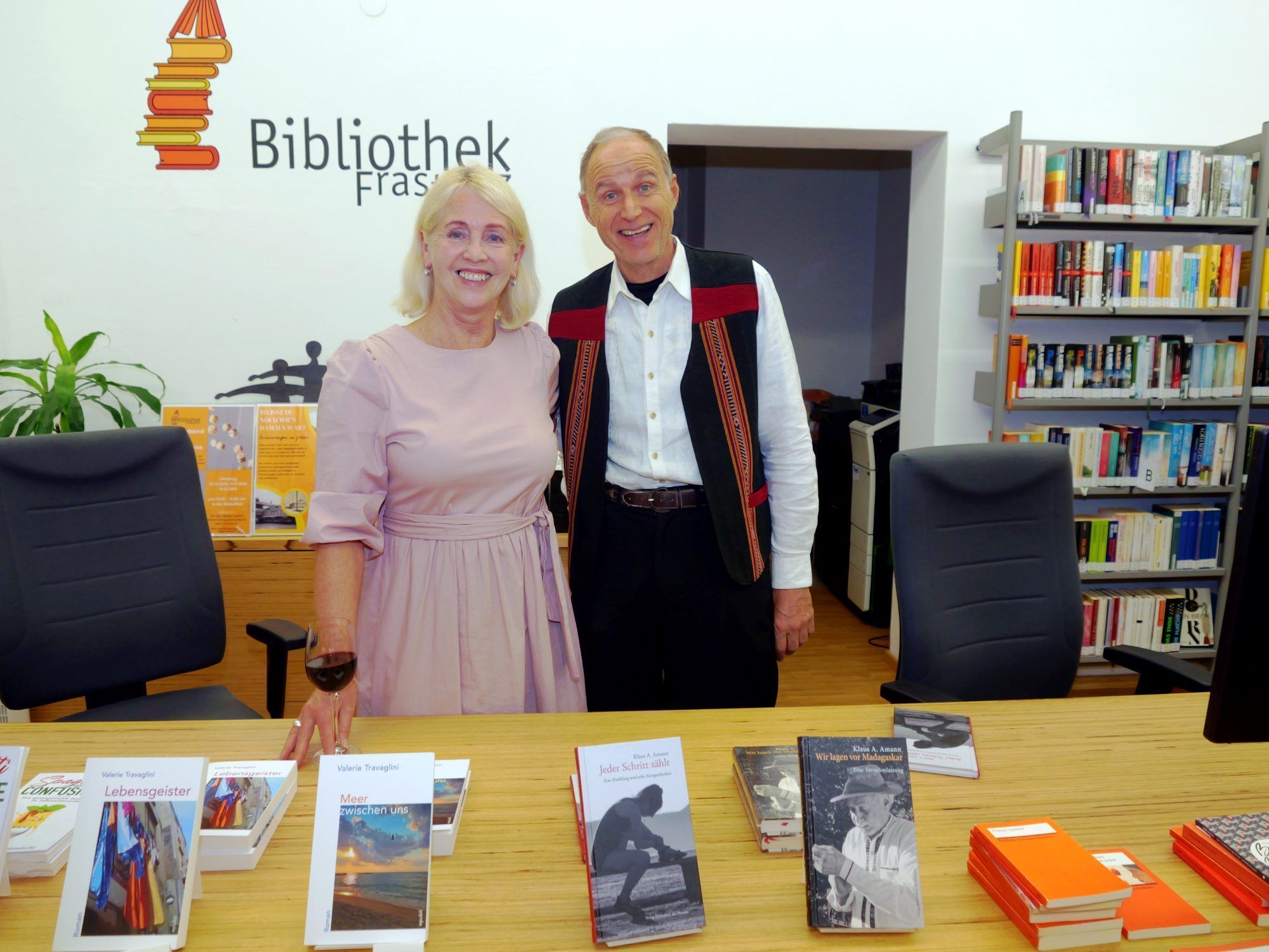 Die Frastanzer Autorin Valerie Travaglini und Klaus Andreas Amann luden in der Bibliothek Frastanz zu zweisprachigen Geschichten ein.