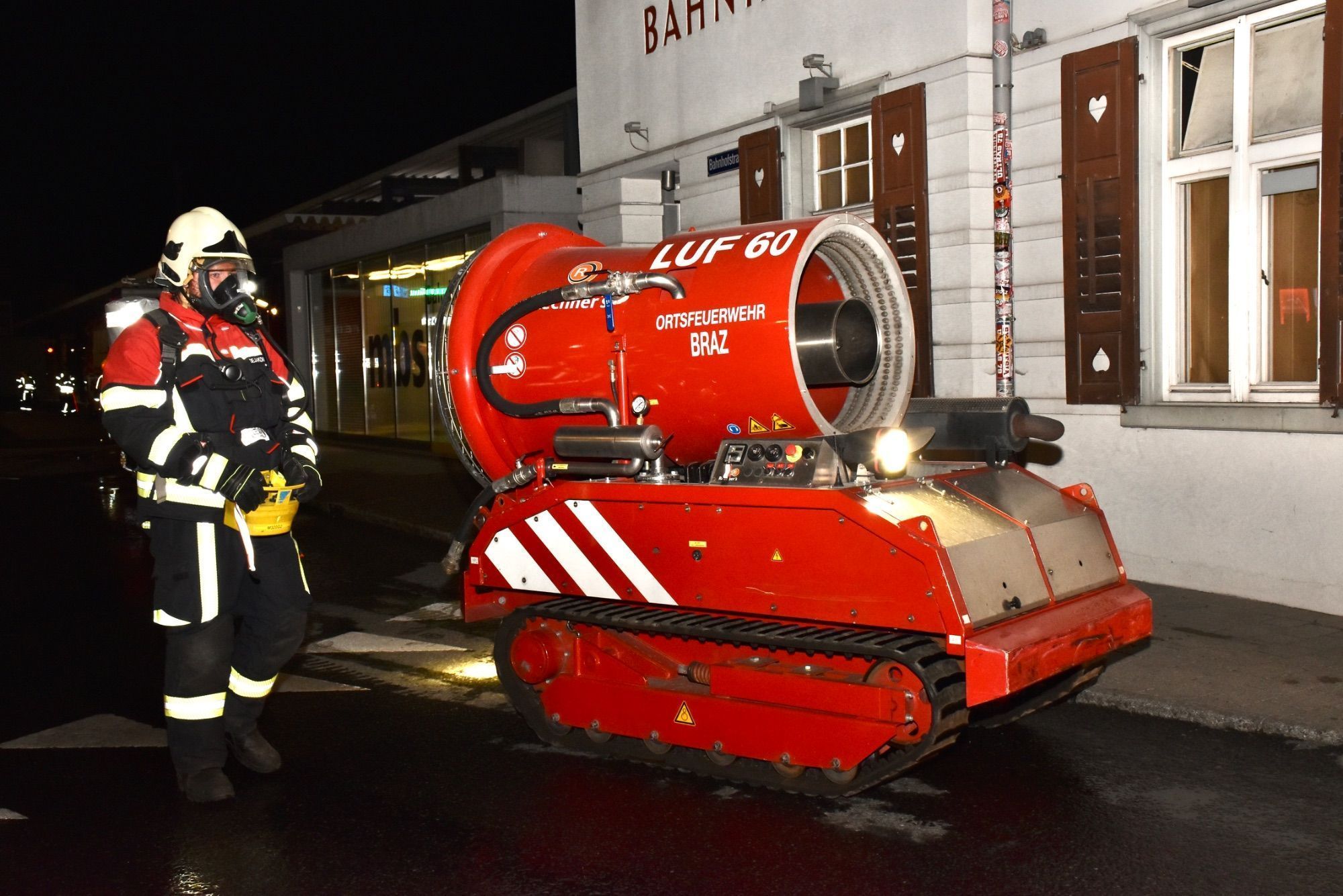 Mindestens 110 Einsatzkräfte von sieben verschiedenen Feuerwehren standen bei der großen Feuerwehrübung bei und in der Tiefgarage am Schrunser Bahnhof im Einsatz. Löschunterstützungsfahrzeuge, kurz LUF, stellten die Feuerwehr Braz und die Feuerwehr Illwerke zur Verfügung. Den Nebel machte die Feuerwehr Zwischenwasser.