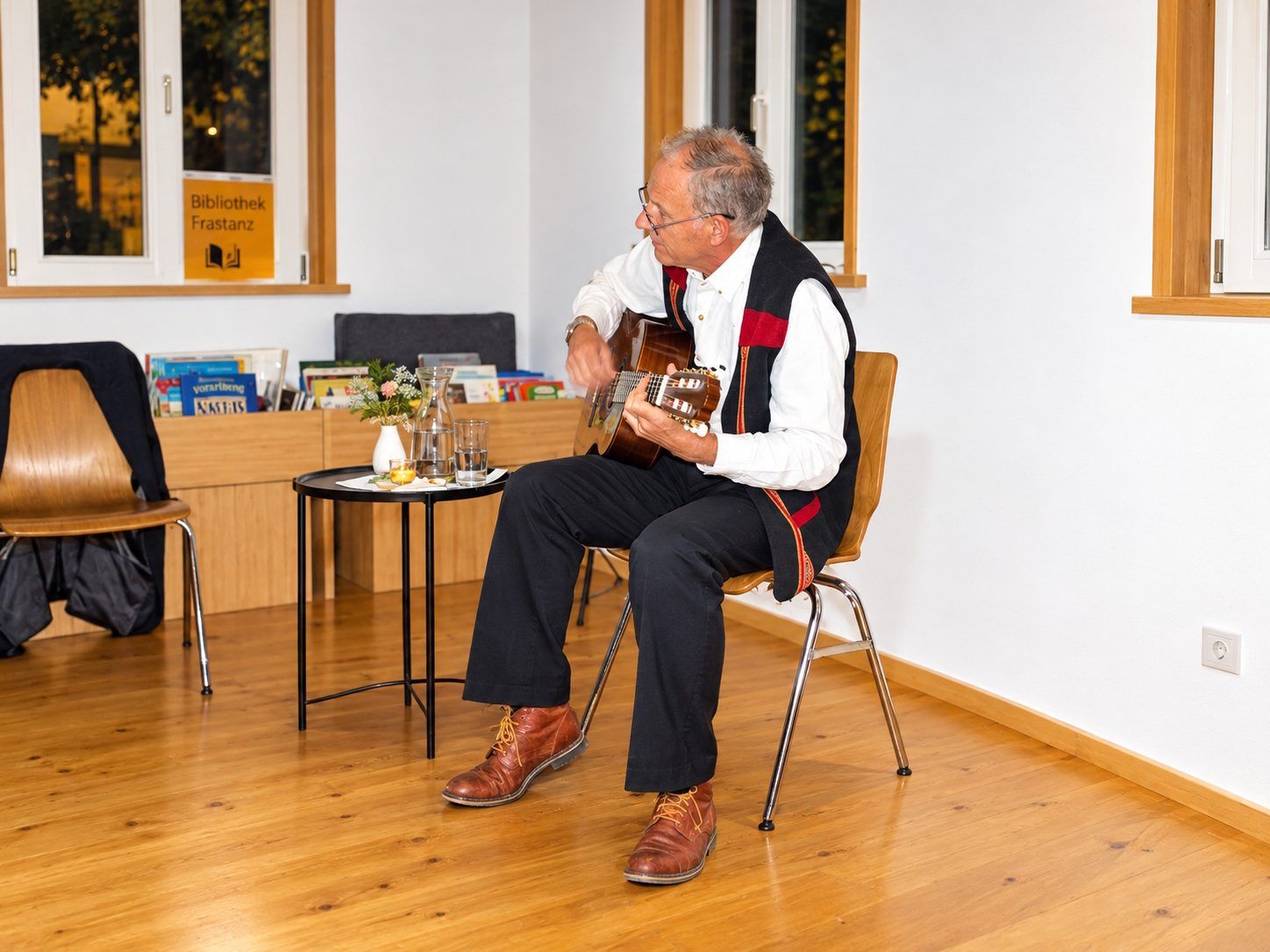 Auf Italienisch und Spanisch: Klaus Andreas Amann ließ revolutionäre Lieder auf der Gitarre erklingen.