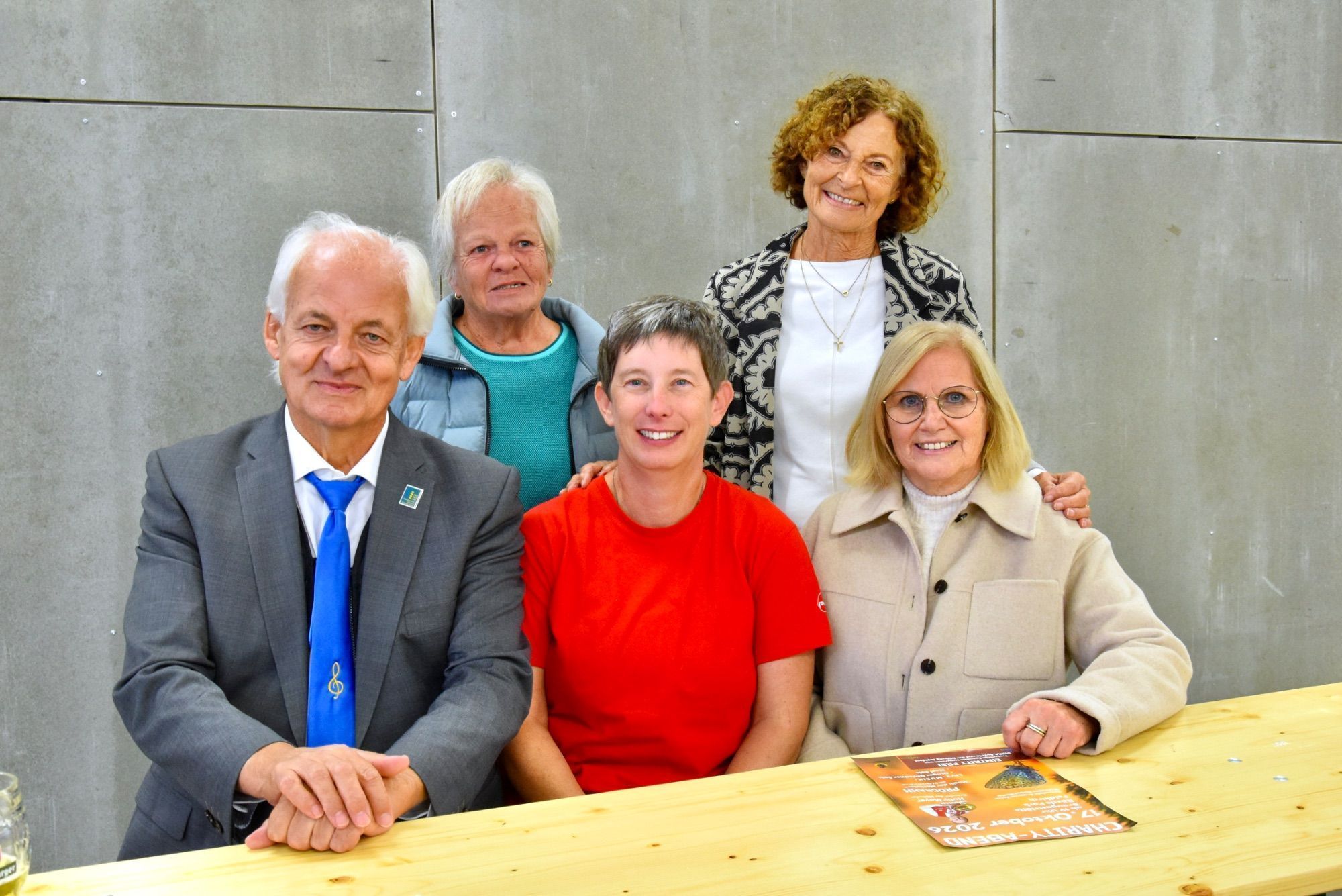 Vorne Walter Ganahl (Mitglied des Männerchores Schlins-Röns), Beate Mähr, Ingrid Ganahl; hinten Rosmarie Marent und Marianne Lässer, die Mutter des Schlinser Bürgermeisters Wolfgang Lässer.