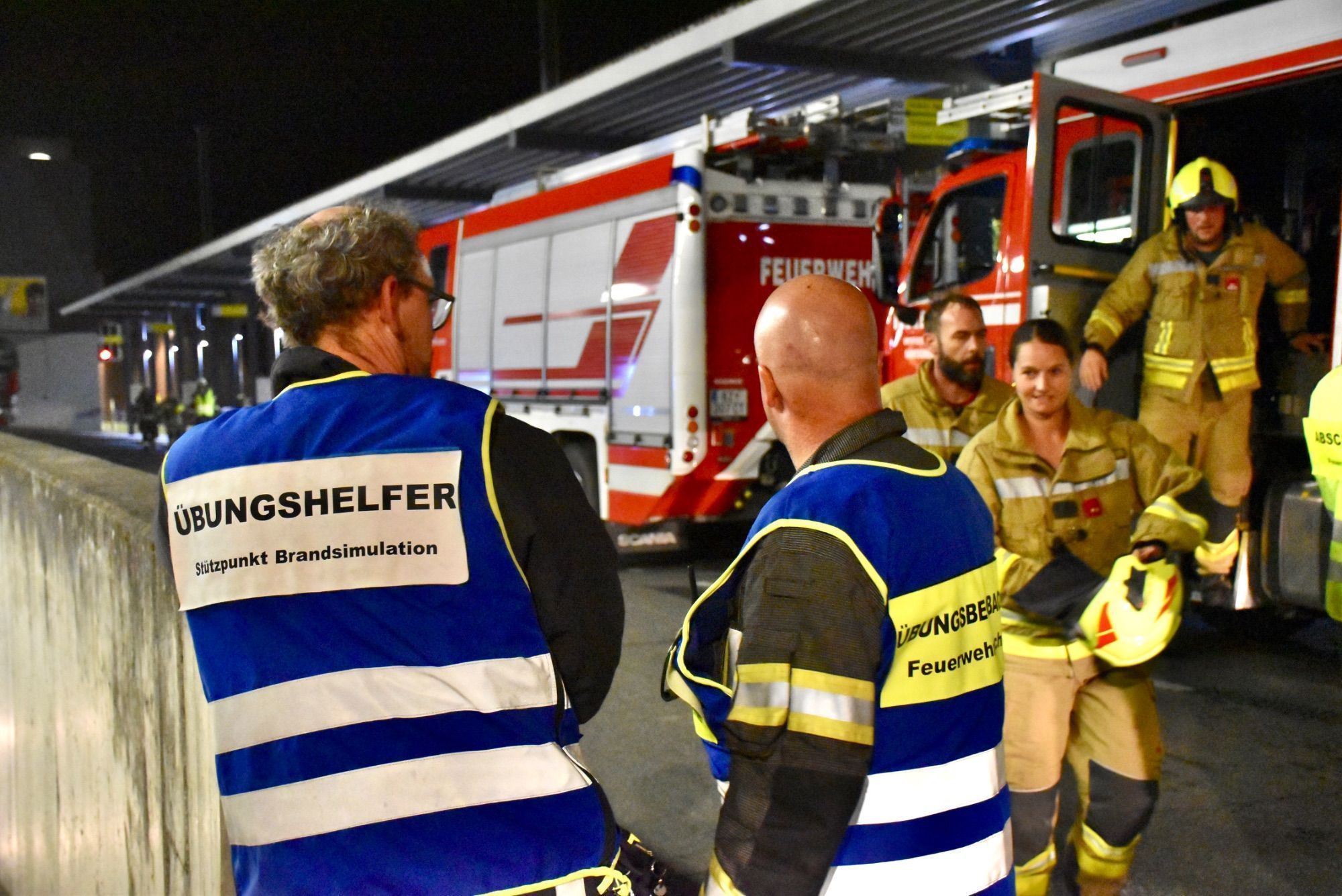 Mindestens 110 Einsatzkräfte von sieben verschiedenen Feuerwehren standen bei der großen Feuerwehrübung bei und in der Tiefgarage am Schrunser Bahnhof im Einsatz. Löschunterstützungsfahrzeuge, kurz LUF, stellten die Feuerwehr Braz und die Feuerwehr Illwerke zur Verfügung. Den Nebel machte die Feuerwehr Zwischenwasser.