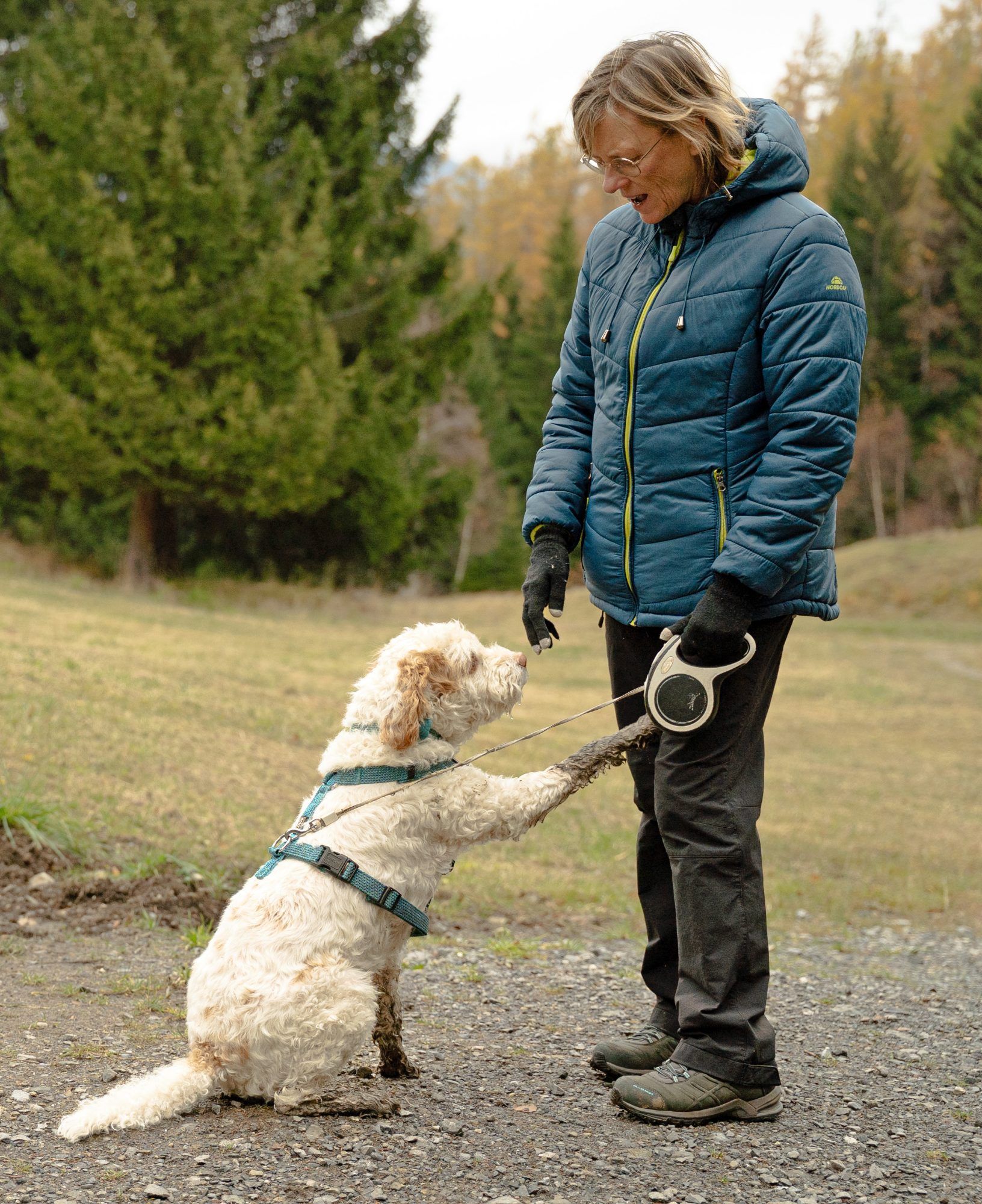 In ihrer Freizeit ist Alison Themessl-Huber gerne mit ihrem achtjährigen Hund Roly unterwegs.