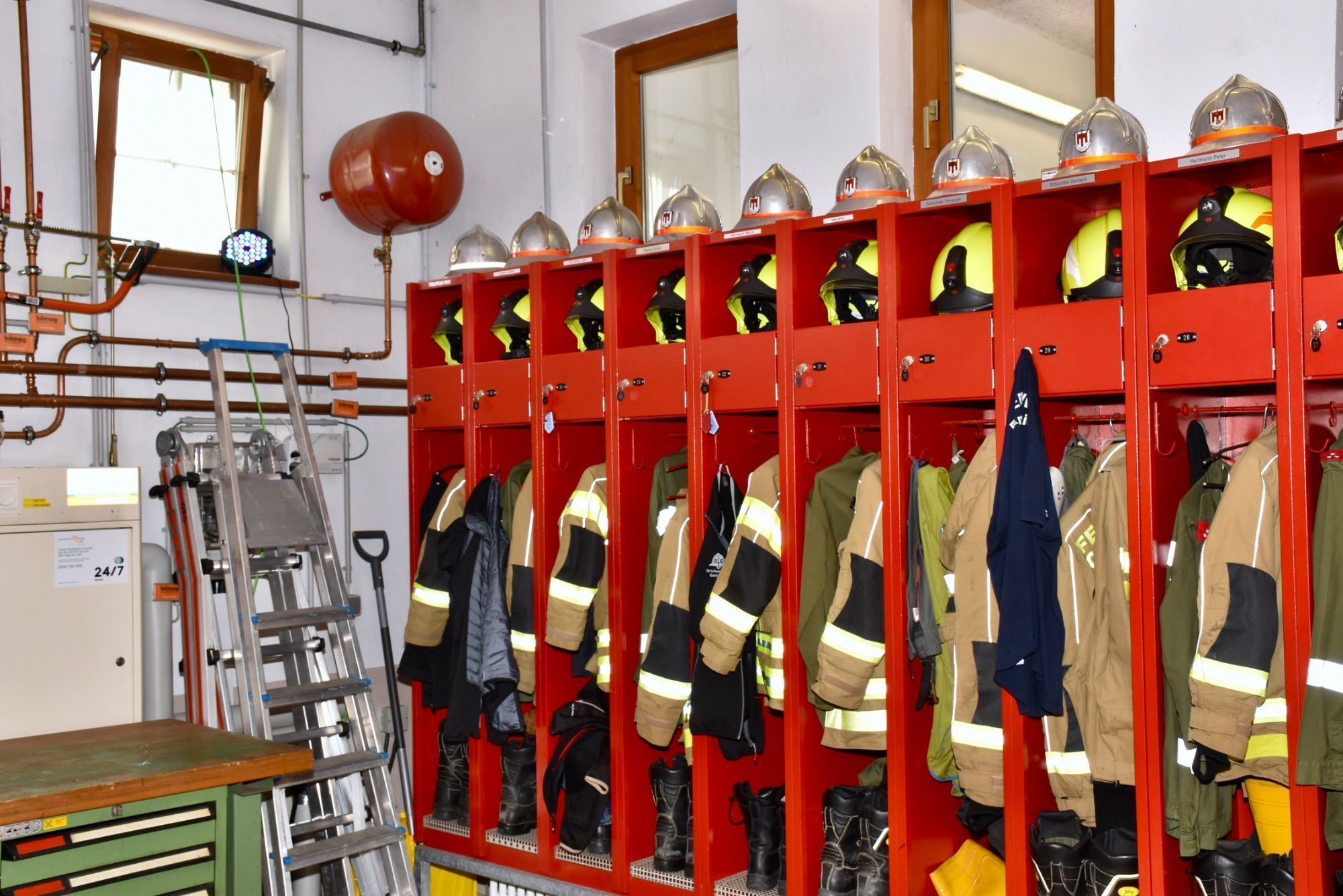 Vorführungen der Feuerwehr, Feuerwehr-Minigolf-Parcours und Blick ins Feuerwehrhaus Gantschier.