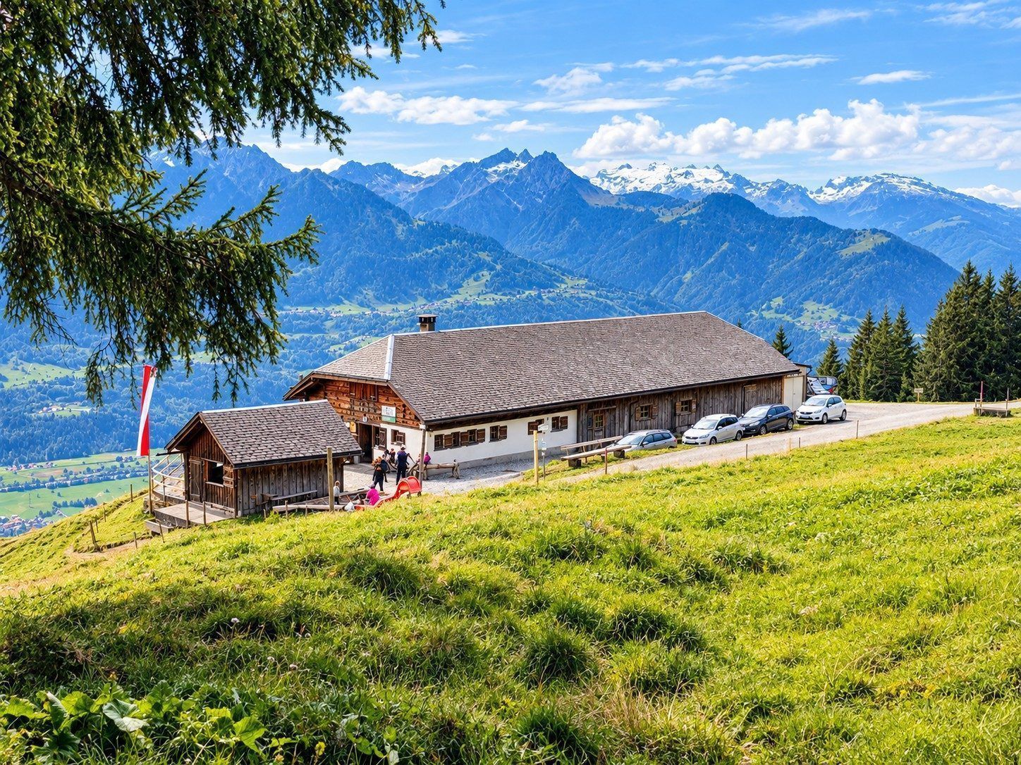 Die Milch der 15 Milchkühe wird täglich zur Sennerei Schnifis geliefert, wo daraus der bekannte Schnifner Bergkäse entsteht.