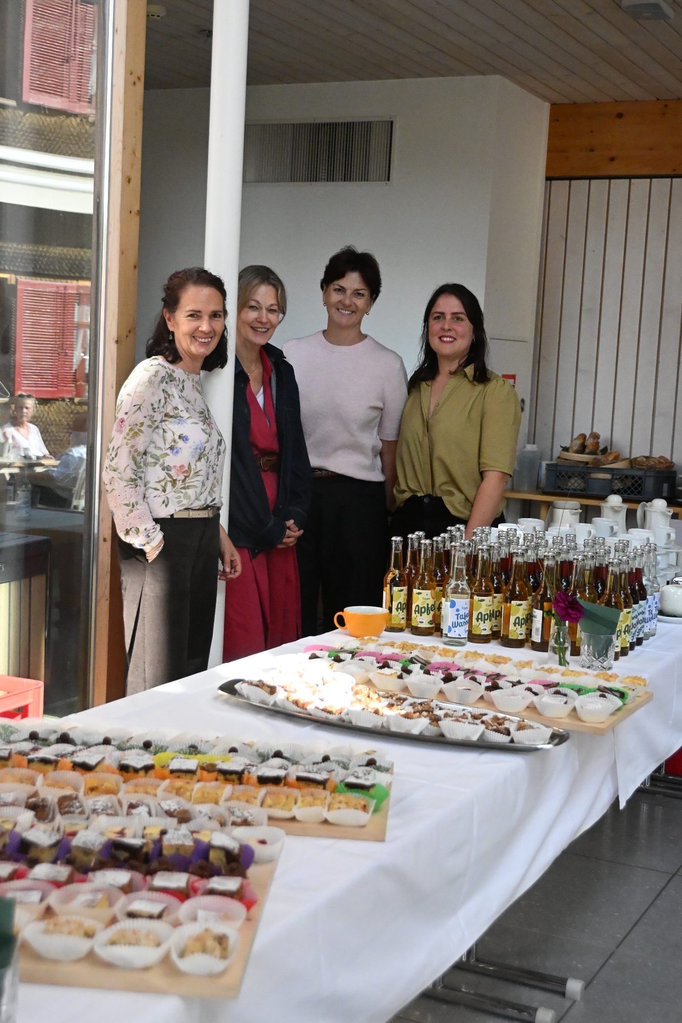Vielfältiges Buffet serviert von Barbara Canaval, Christiane Eberle, Veronika Piazza und organisiert von Caroline Jäger.