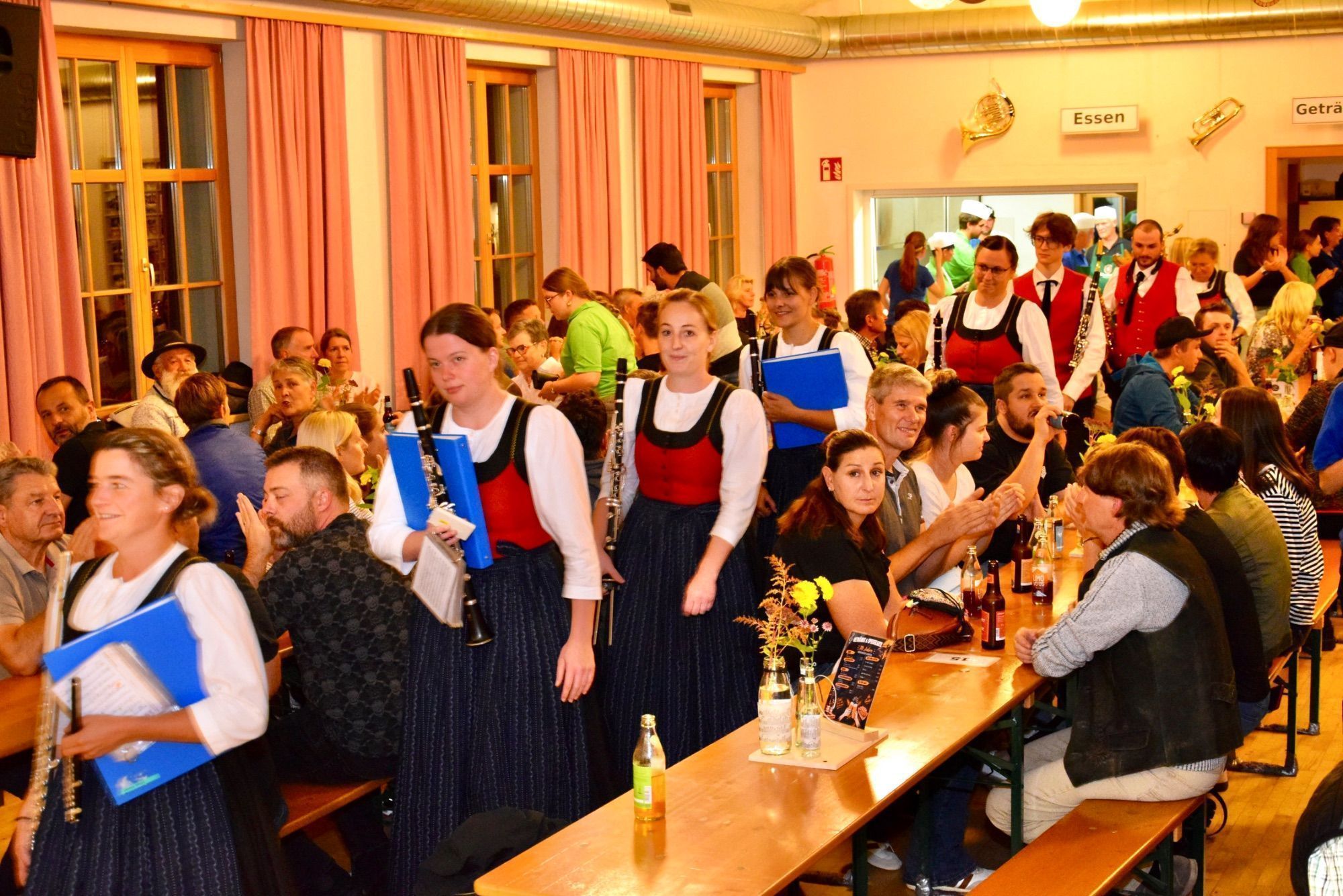 Die Harmoniemusik Bartholomäberg beim Einzug in den Saal im Vereinshaus Silbertal.