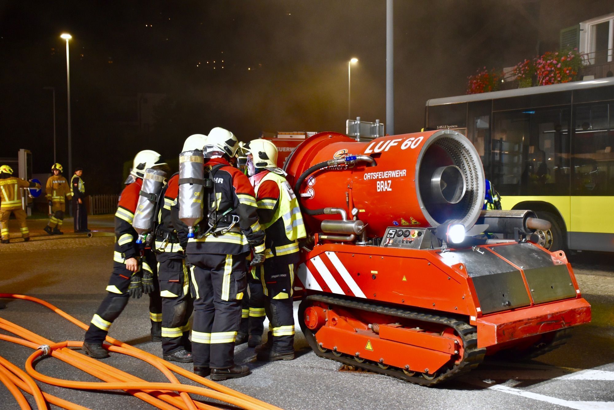 Mindestens 110 Einsatzkräfte von sieben verschiedenen Feuerwehren standen bei der großen Feuerwehrübung bei und in der Tiefgarage am Schrunser Bahnhof im Einsatz. Löschunterstützungsfahrzeuge, kurz LUF, stellten die Feuerwehr Braz und die Feuerwehr Illwerke zur Verfügung. Den Nebel machte die Feuerwehr Zwischenwasser.