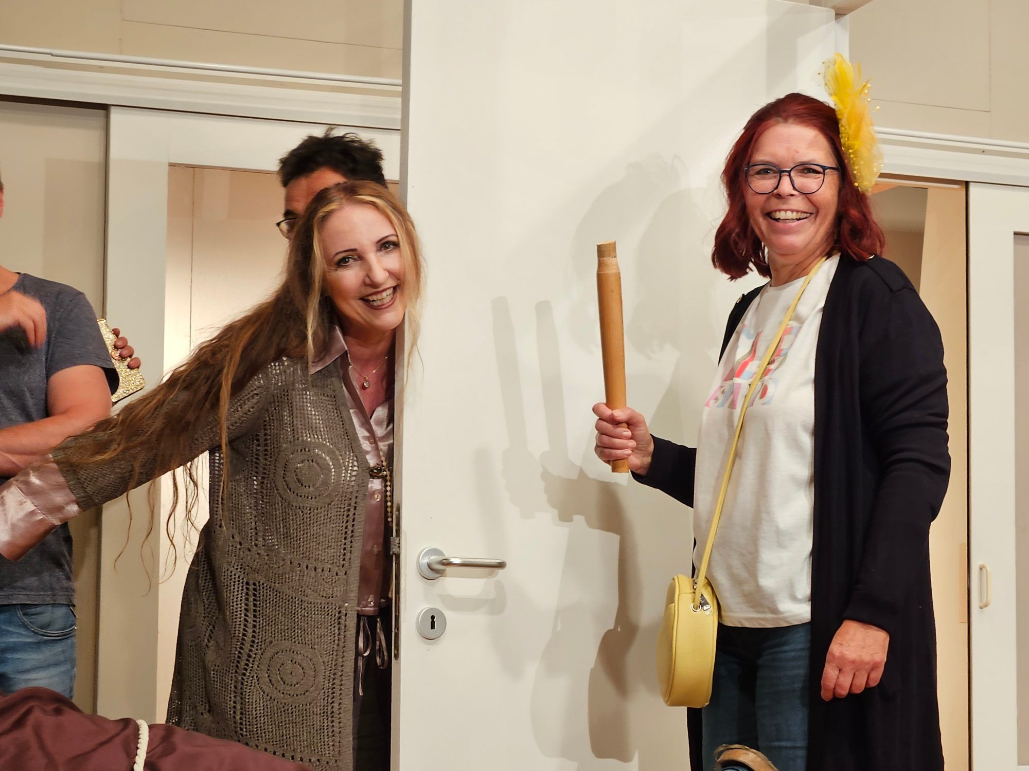 Regisseurin Nevenka Komes (l.) und Theater-Obfrau Doris Fink (r.) in Aktion.
