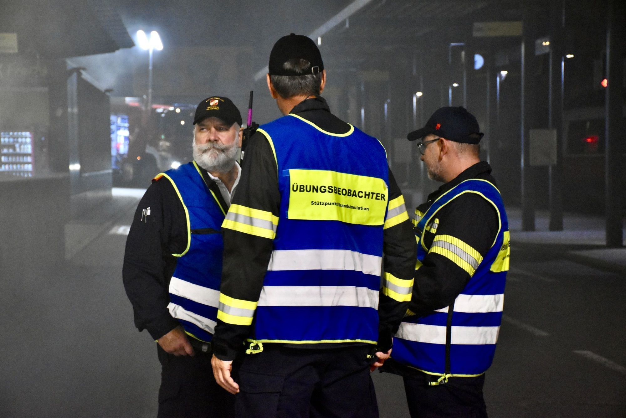 Mindestens 110 Einsatzkräfte von sieben verschiedenen Feuerwehren standen bei der großen Feuerwehrübung bei und in der Tiefgarage am Schrunser Bahnhof im Einsatz. Löschunterstützungsfahrzeuge, kurz LUF, stellten die Feuerwehr Braz und die Feuerwehr Illwerke zur Verfügung. Den Nebel machte die Feuerwehr Zwischenwasser.