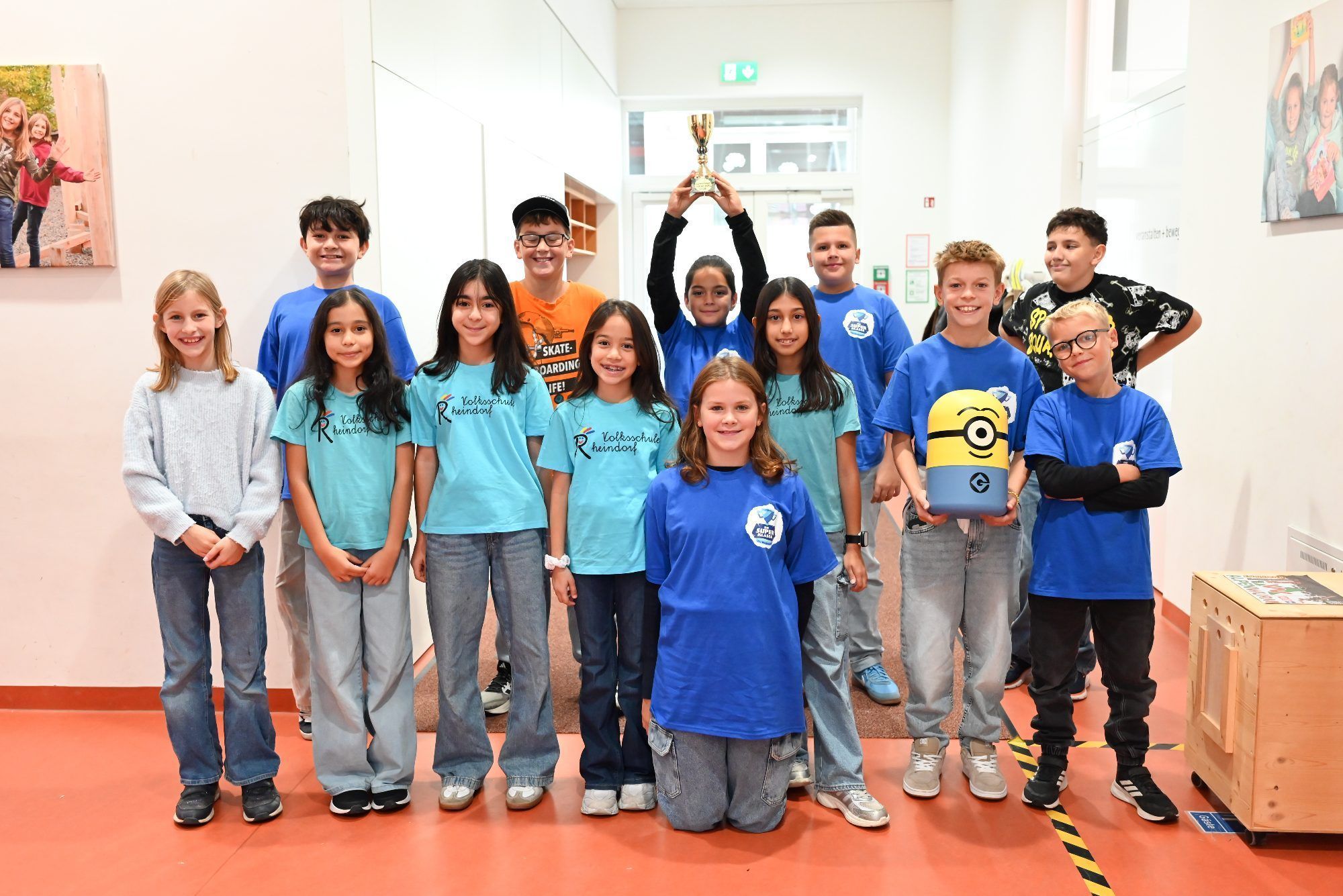 Die ehemalige 4a-Klasse traf sich am Sonntag in der Volksschule Rheindorf, um ihre Teilnahme bei