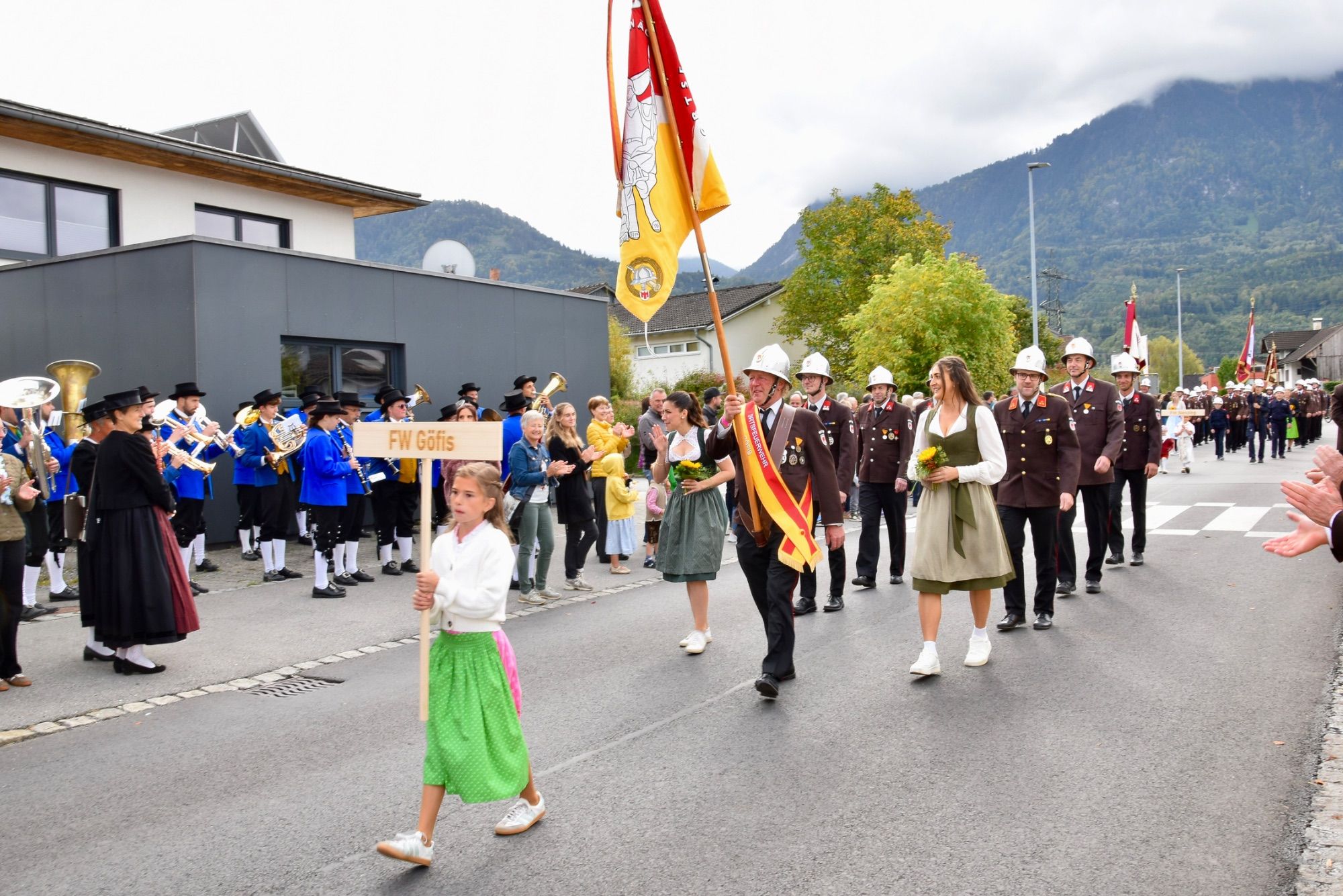 Festumzug mit verschiedenen Walgauer Musikvereinen und Walgauer Feuerwehren in der Bahnhofstraße Schlins. Anschließend musizierte die Gemeinde Musik Schlins neben den Fahnen der Musikkapellen und Feuerwehren im Festzelt beim Feuerwehrgerätehaus Schlins.