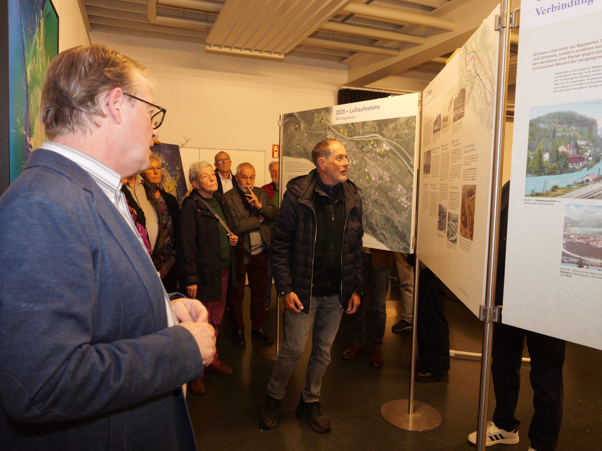 Frastanz Gemeindearchivar Thomas Welte führte die Gäste durch die Ausstellung.