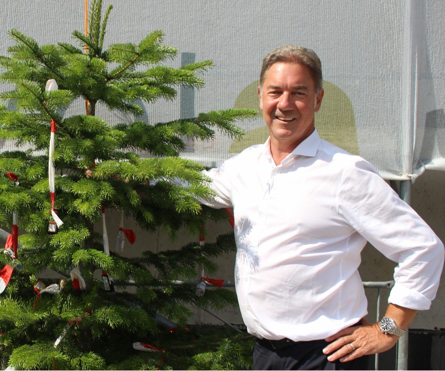 Bauherr Alexander Stuchly hat gut lachen, nicht nur der Baufortschritt gestaltet sich nach Plan, auch der Verkauf der Wohnungen läuft überdurchschnittlich gut.