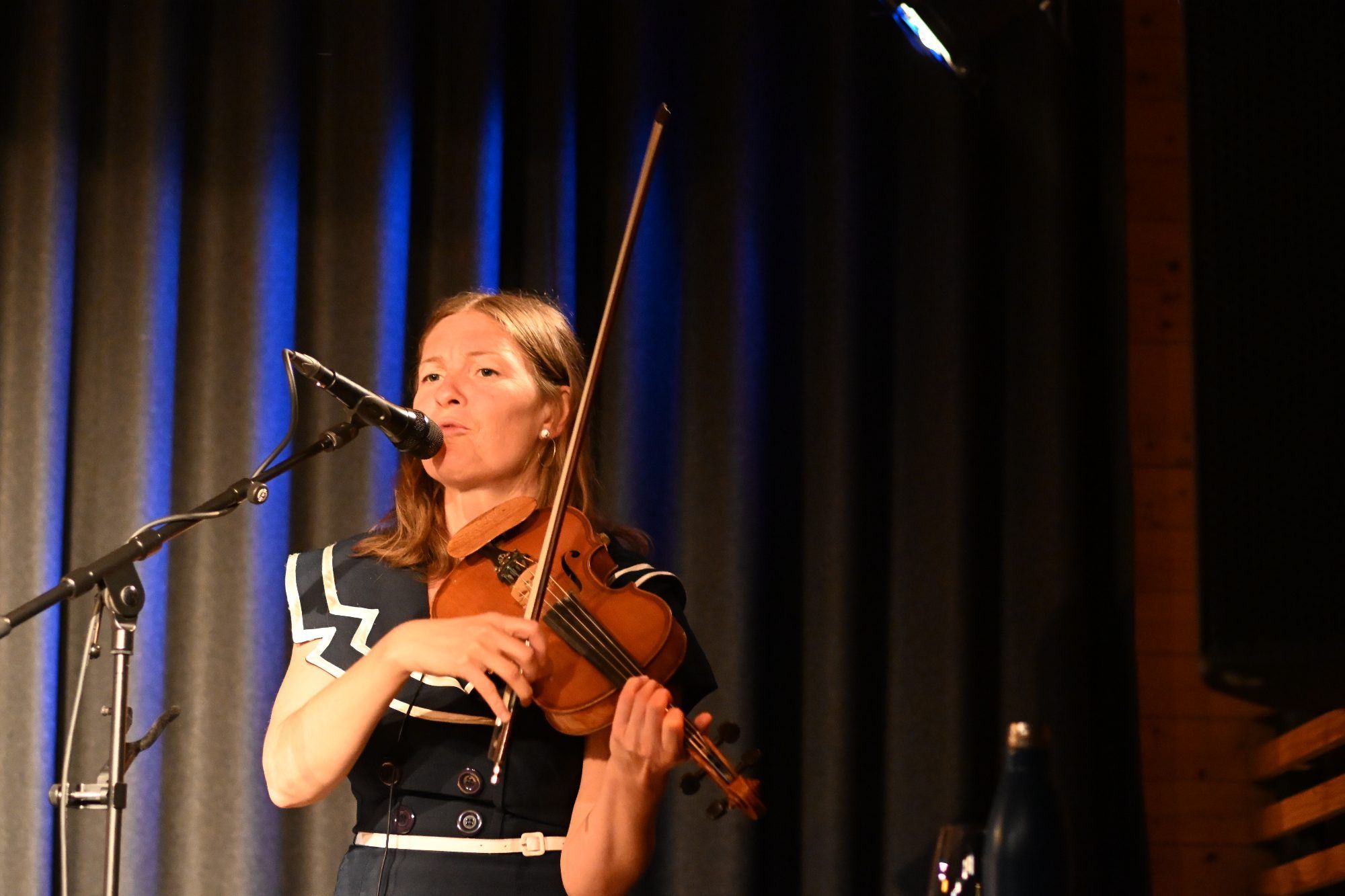 Claudia Schwab (Geige und Gesang gleichzeitig)