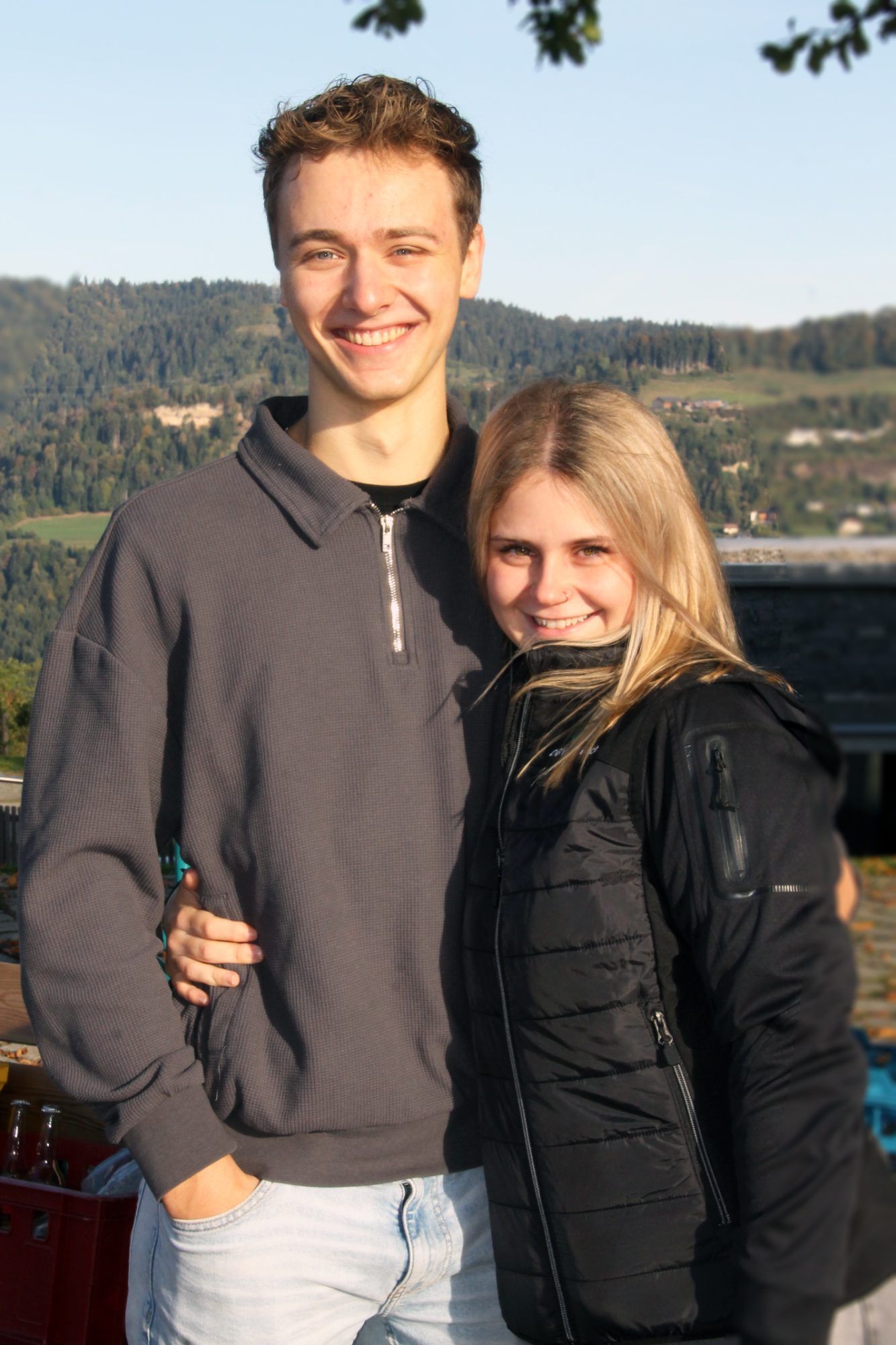 Anna und Benny beim Erntedankfest in der Kleingemeinde Buch.