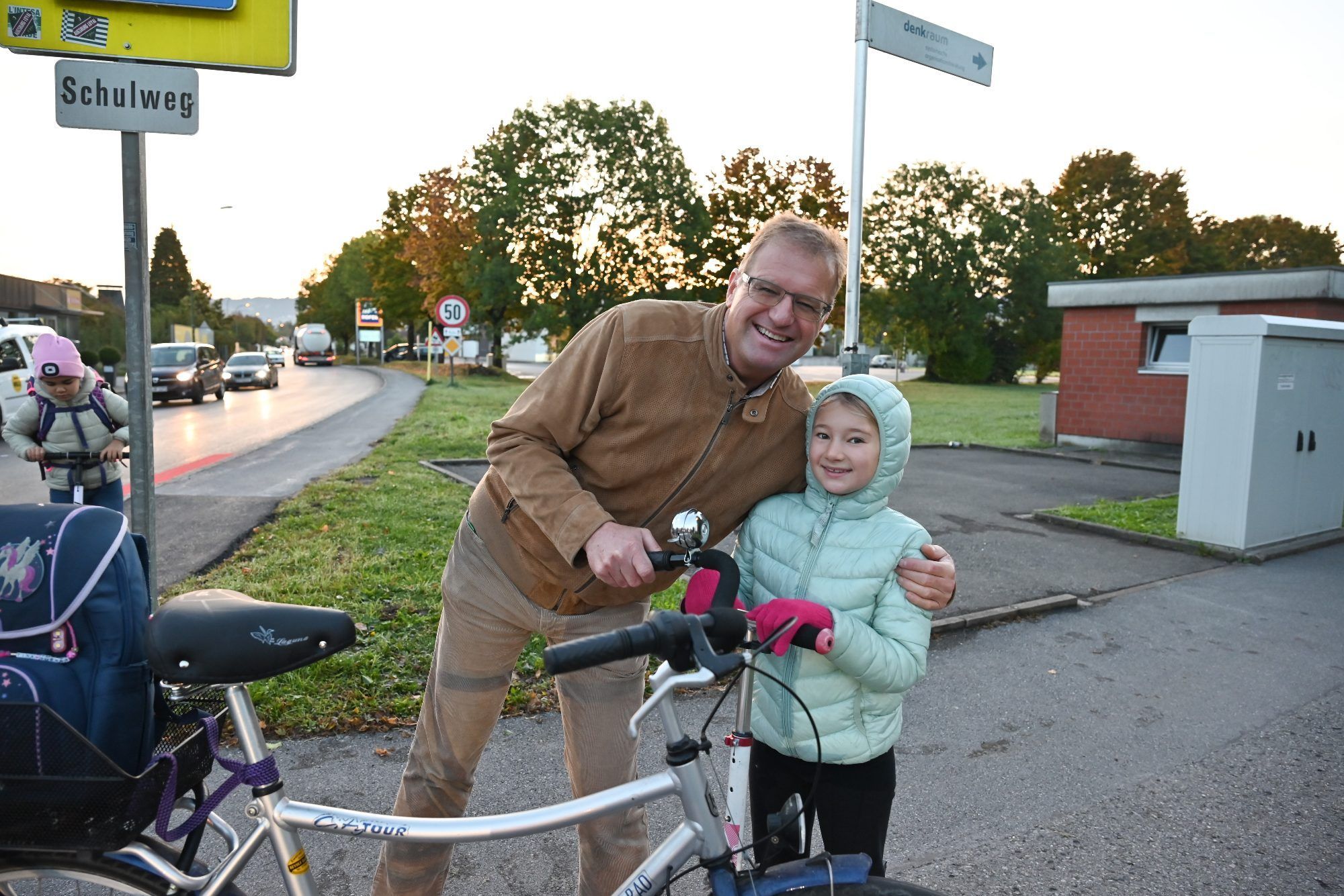 Frank Bargon mit Tochter Victoria. Er begrüßt die roten Balken, sicherer ist die Straße dadurch leider noch nicht.