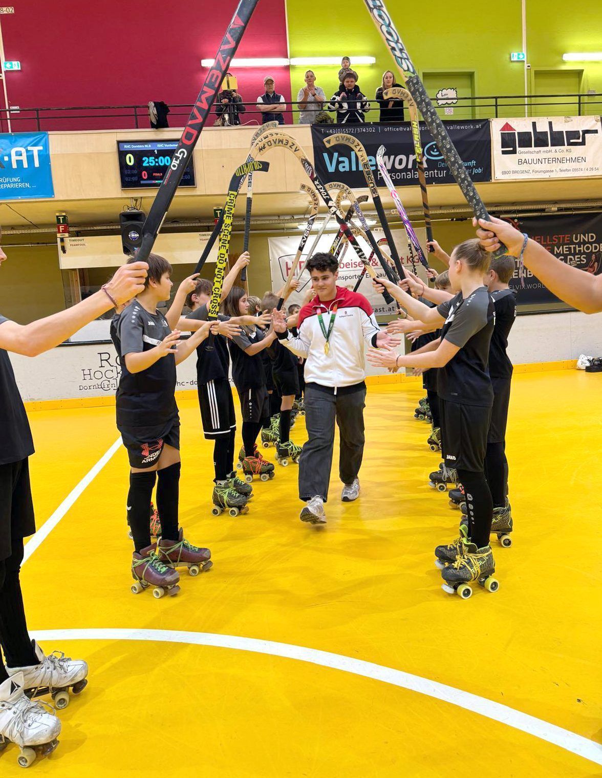 Vor dem Anpfiff wurden fünf Dornbirner Goldmedaillengewinner der World Skate Games geehrt.
