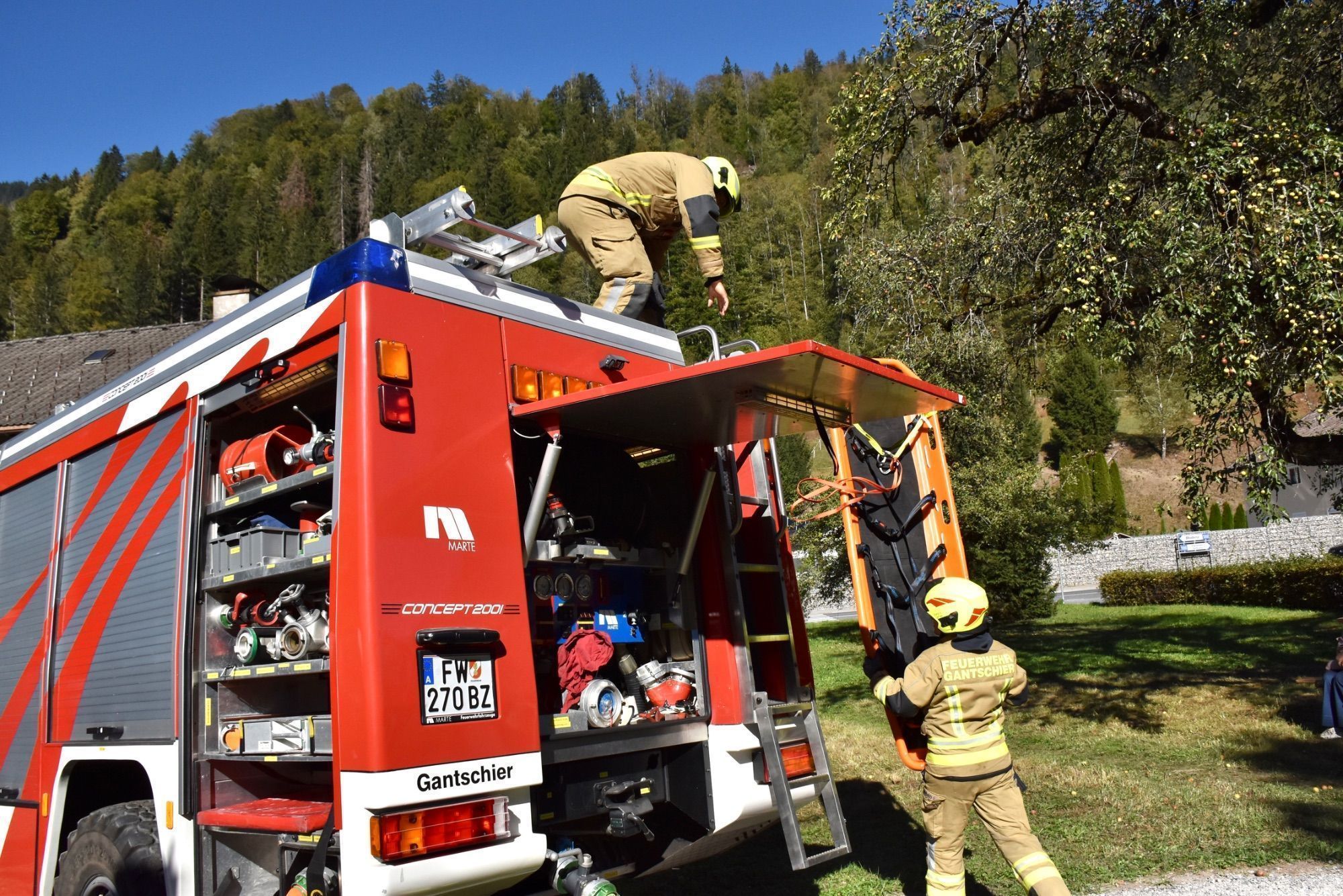 Vorführungen der Feuerwehr, Feuerwehr-Minigolf-Parcours und Blick ins Feuerwehrhaus Gantschier.