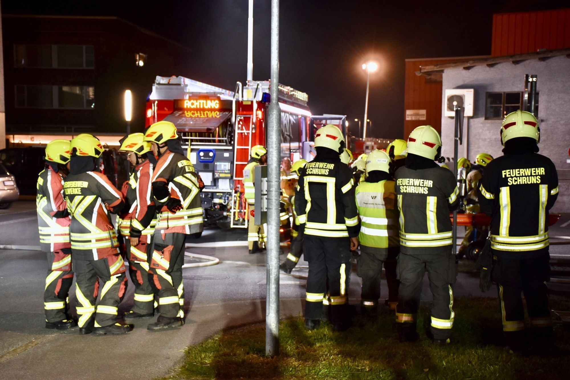 Mindestens 110 Einsatzkräfte von sieben verschiedenen Feuerwehren standen bei der großen Feuerwehrübung bei und in der Tiefgarage am Schrunser Bahnhof im Einsatz. Löschunterstützungsfahrzeuge, kurz LUF, stellten die Feuerwehr Braz und die Feuerwehr Illwerke zur Verfügung. Den Nebel machte die Feuerwehr Zwischenwasser.
