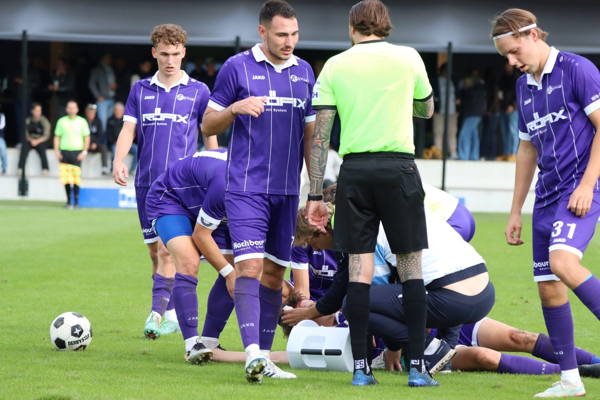Röthis Spieler Adrian Knünz lag mehrere Minuten verletzt am Boden.
