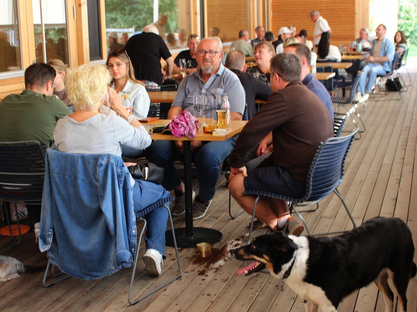 Wichtiger als das Sportliche war für die Gäste am Schießstand das gesellige Treffen mit alten Bekannten auf der Terrasse, wo sich auch die Vierbeiner wohlfühlen konnten.
