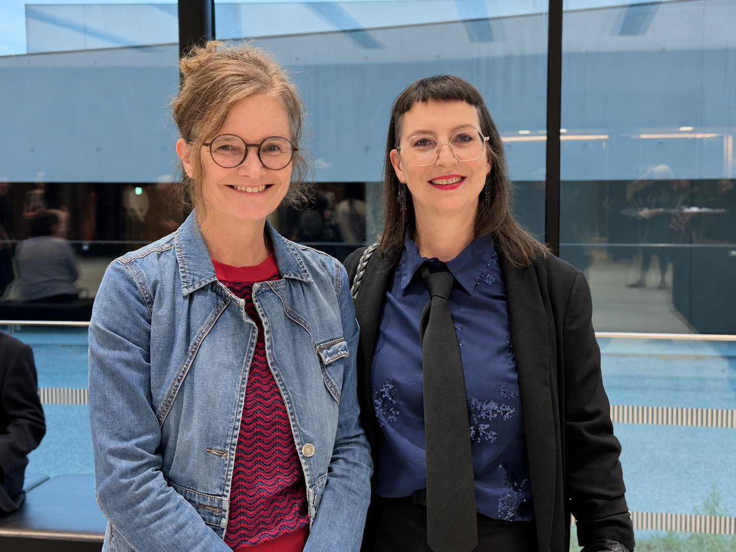 Kulturvermittlerin Brigitta Soraperra und Alexandra Abbrederis (Landestheater).